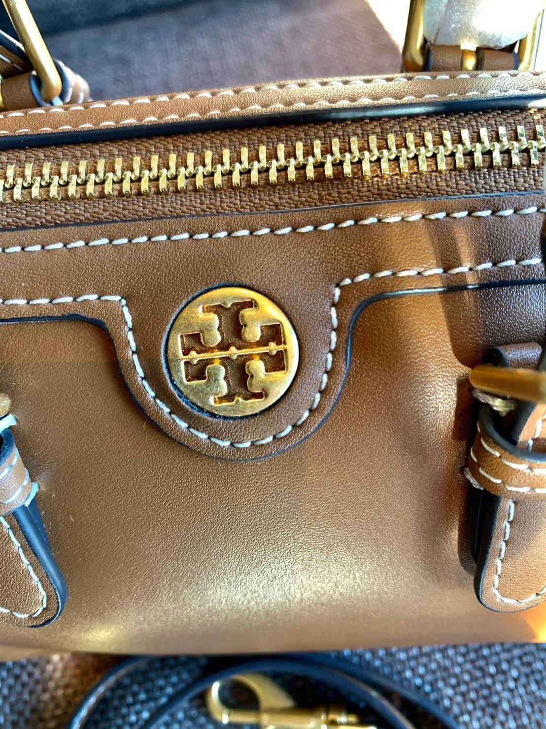 TORY BURCH T Monogram Color-block Barrel Duffle พร้อมส่งที่ไทย สวยก่อนใคร มี2ขนาด ไม่มีคือพลาดจร้าา😘 ✔️กระเป๋าทรงหมอน วัสดุหนังแท้ชั้นดีที่สุด หนังเรียบนิ่มสวย ✔️เปิดปิดกระเป๋าด้วยซิปคู่แบบมีหนังห้อย ภายในกว้างมากสำหรับไซด์นี้ หายห่ว