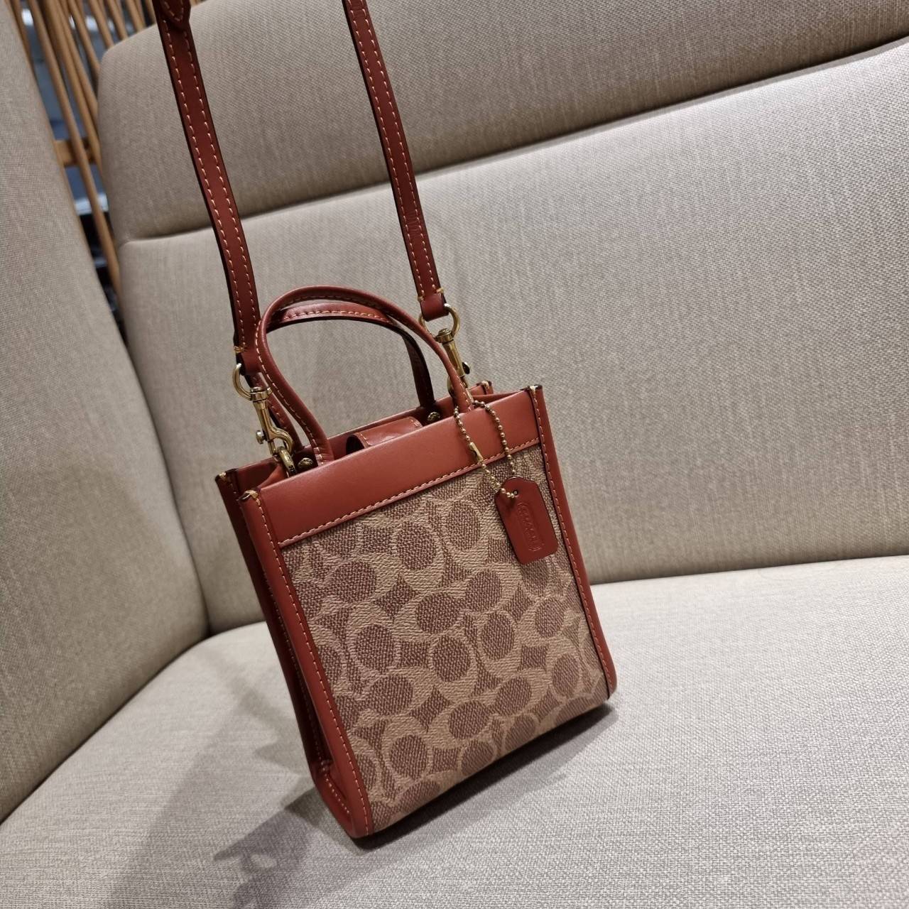 COACH C5277 MINI CASHIN TOTE IN SIGNATURE CANVAS กระป๋าสะพายข้างไซส์มินิ ไอเท็มหายาก!! ที่น่ารักที่สุด!! น่าใช้ไม่อยากวาง!! ยกให้น้องสาวใบนี้จริงๆ ดีไซน์รูปทรงโท้ทคลาสสิค วัสดุหนังแคนวาสสลับหนังแท้ มีหูจับในตัวและสายสะพายข้าง ปากกระเป๋ามีสายหนังแถบแม่เหล็