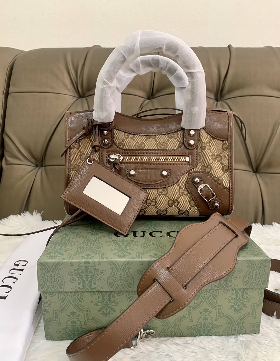 VIP 🥂 Gucci x Balenciaga The Hacker Project Mini Neo Bag คอลเลคชั่นร้อนๆ พร้อมเสิร์ฟ ที่่มีการผสมผสานระหว่างGucci & Balenciaga เข้าไว้ด้วยกัน ดีไซน์ล้ำสมัย วัสดุCanvas เย็บขอบด้วยหนังcalfskin อะไหล่เงิน ลวดลายสดใส ประทับตัวอักษรBalenciaga ลงบนผ้าเ