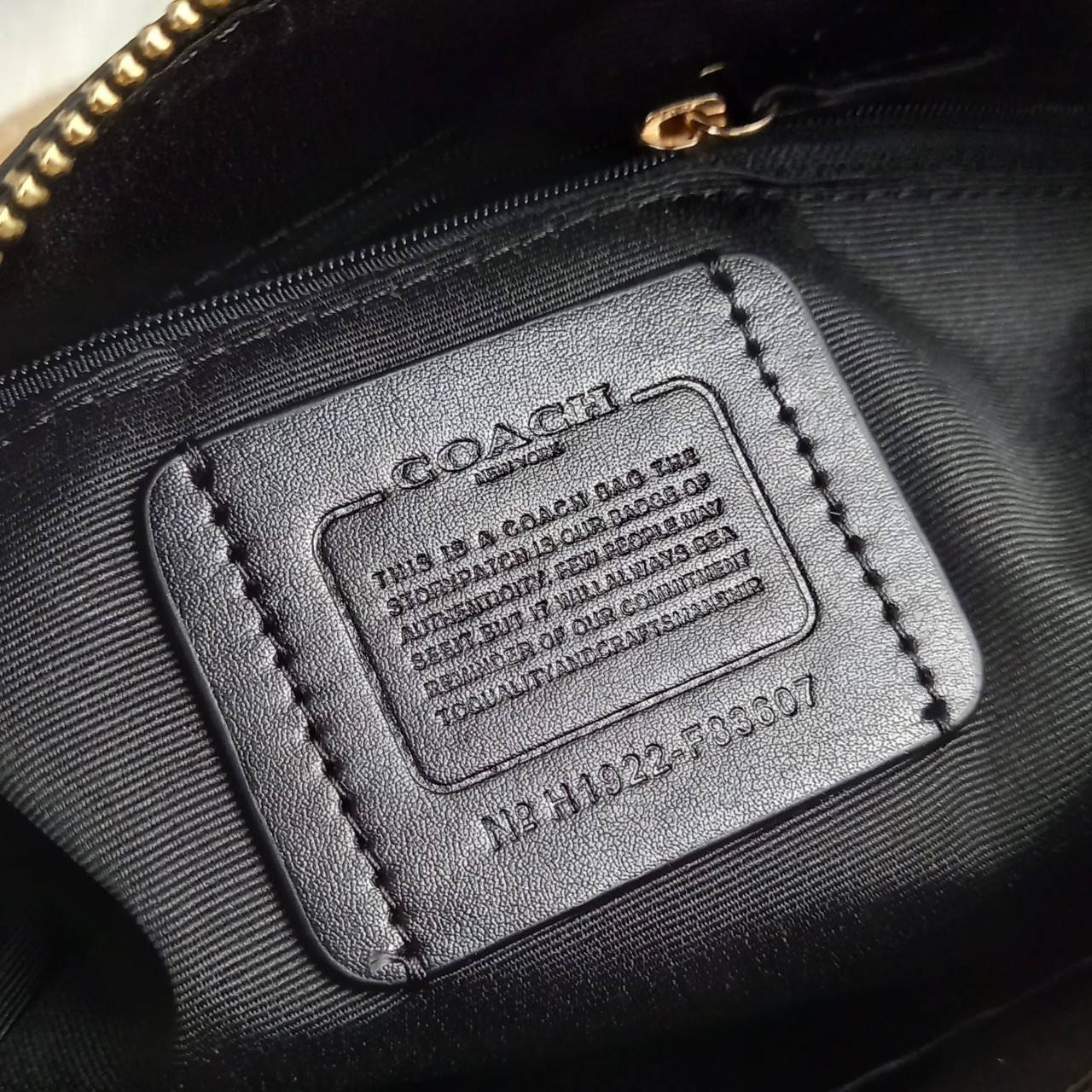 COACH ROWAN SATCHEL IN SIGNATURE CANVAS (COACH F83607)🌺ระดับตัวTOP ยกให้เธอเลย กับรุ่นนี้💃//หมอน 10" รุ่นมีช่องซิปด้านหน้า สามารถแยกเก็บของสำคัญๆได้อย่างเป็นสัดส่วน สำหรับใครที่ชอบกระเป๋าที่จุของได้เยอะๆ รุ่นนี้ตอบโจทย์ได้เลย แนะนำว่า