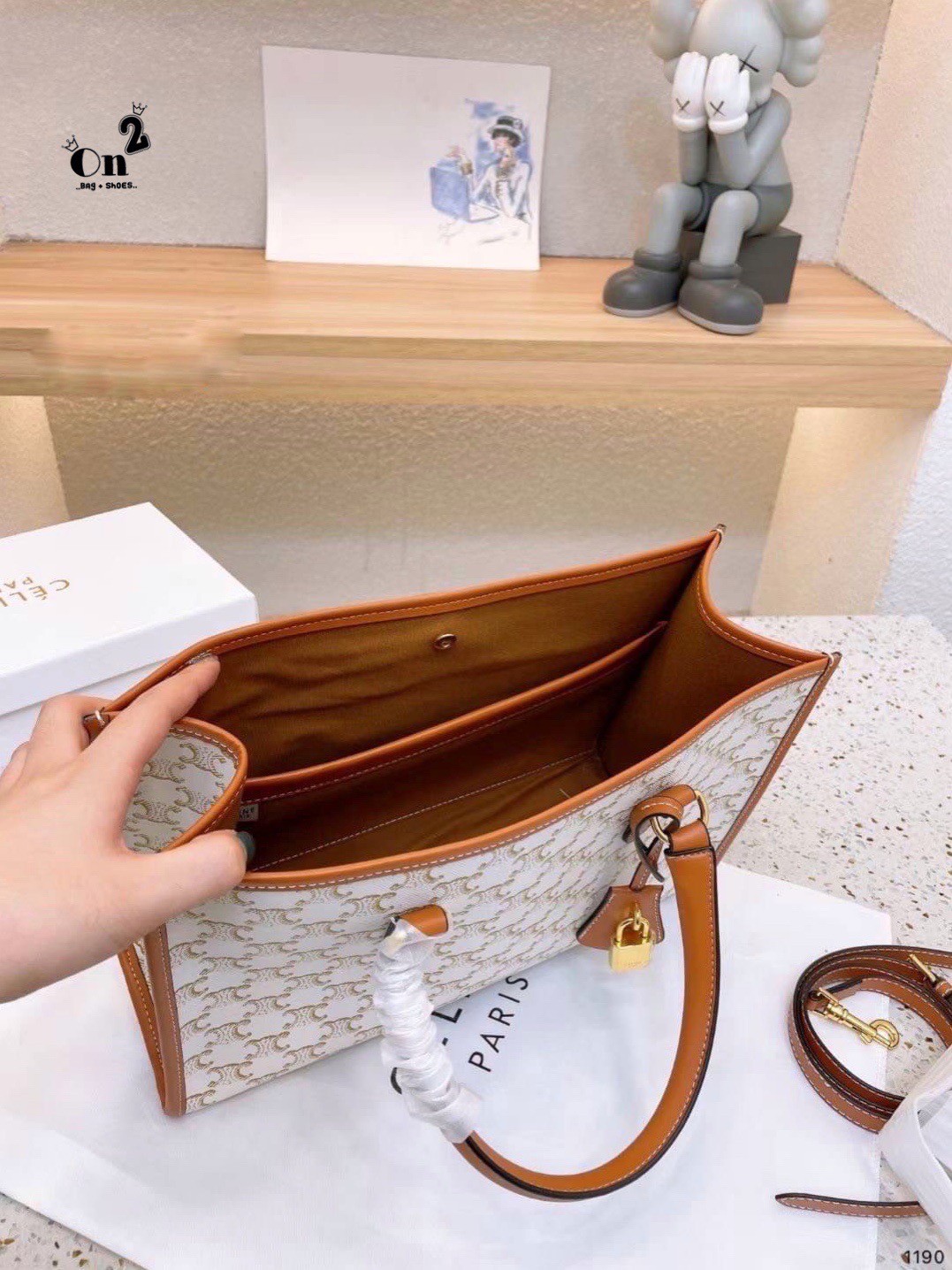 CELINE LARGE TOTE BAG VIP กระเป๋าทรงโท้ท shopping วัสดุ TRIOMPHE CANVAS หนังแท้สวยอยู่ทรงดีไซน์หรูคลาสสิค มาพร้อมTAGสายหนังห้อยกุญแจทอง ภายในโล่งกว้างมีช่องซิป หัวซิปแบรนด์ สามารถใส่เอกสาร A4 หนังสือ ipad Notebook ของใช้ได้เยอะจุใจ หูจับหนังแท้เเข็งแรงจับ