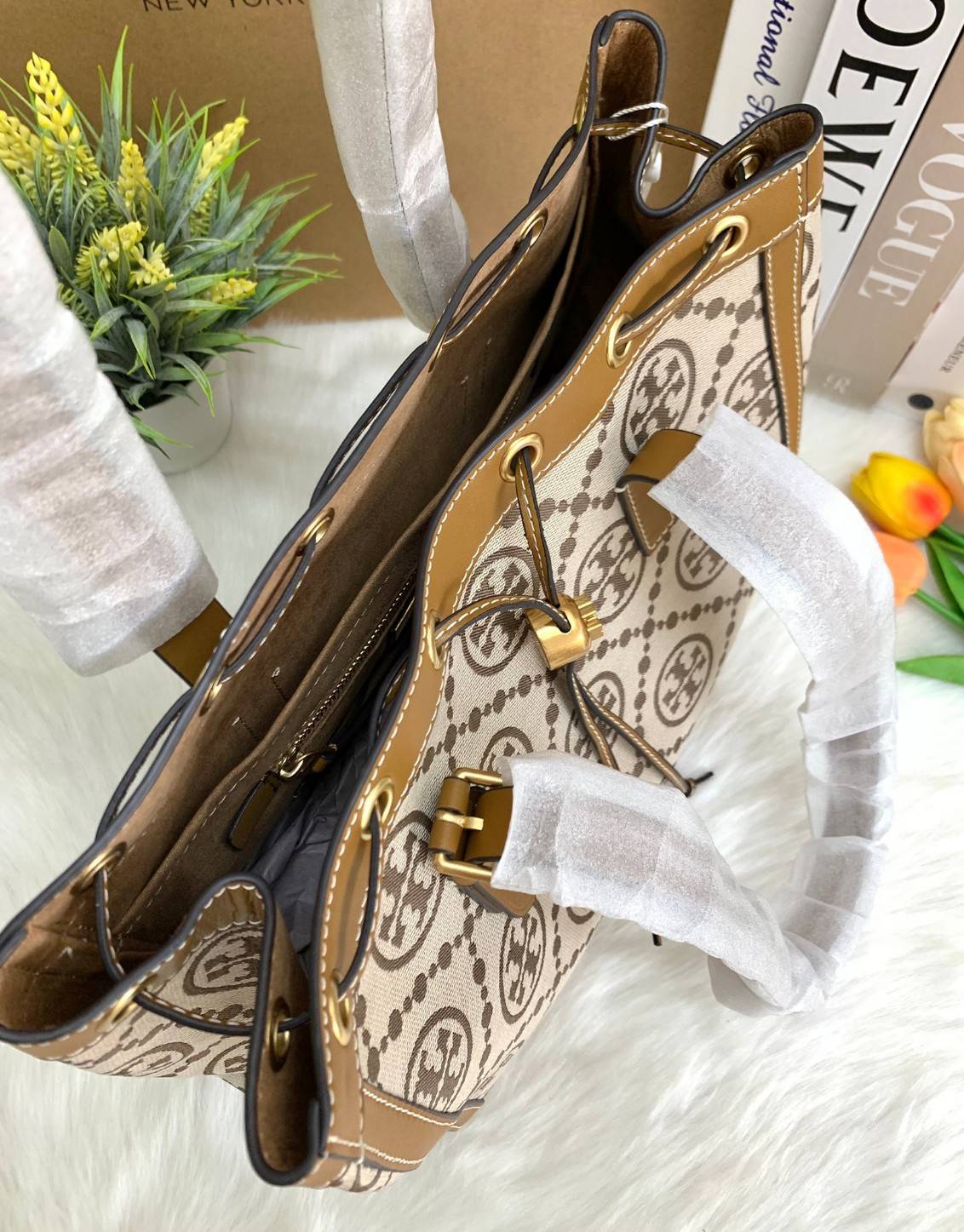 OUTLET 】Tory Burch T Monogram Jacquard Tote Bag ใบใหญ่ใส่จุมากค่ะสาวๆ! พร้อมส่ง! กระเป๋าที่สามารถใช้ได้กับทุกๆวัน วัสดุJacquard+หนัง ได้ลงตัว สวยงามค่ะ ปากกระเป๋าแบบหูรูด ที่จับอะไหล่แบรนด์สวย ภายในกระเป๋ากว้างมากๆ สาวๆที่สัมภาระเยอะนี่หายห่วงไปเลยค่ะ มีช