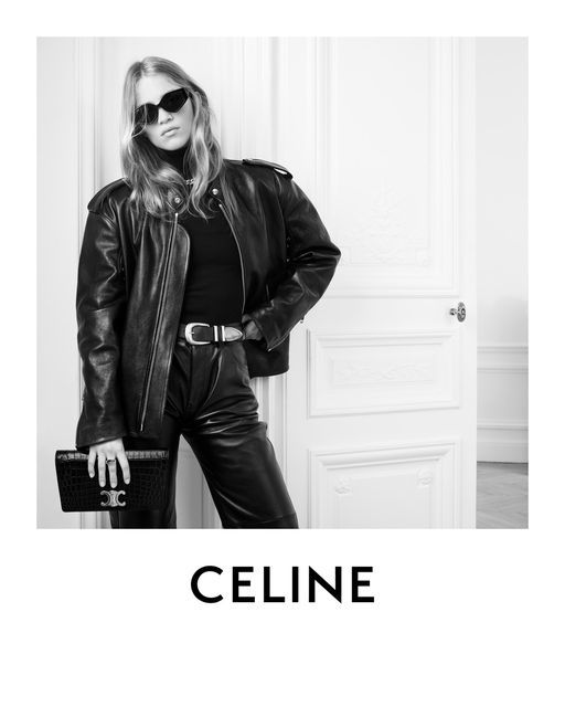 CELINE TRAPEZE TRIOMPHE BAG ดีไซน์เรียบหรู Timeless โดดเด่นมีเอกลักษณ์ ใช้ได้หลายโอกาส แมทช์กับการแต่งตัวง่าย จึงครองใจสาว ๆ ได้ไม่ยาก โดยเป็นกระเป๋าสะพายไหล่ที่อัดแน่นด้วยกลิ่นอายความคลาสสิกและหรูหราตามแบบฉบับของ Celine ด้านหน้าตกแต่งด้วยโลโก้สีทองโดดเด่
