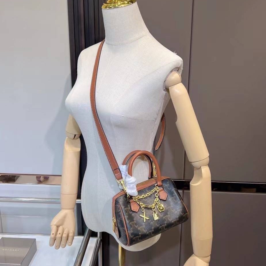 CELINE MINI BOSTON BAG IN TRIOMPHE CANVAS กระเป๋าทรงบอสตันไซส์มินิน่ารัก ประดับสายโซ่สีทอง พร้อมตัวห้อยตกแต่งสวยหรูโดดเด่น