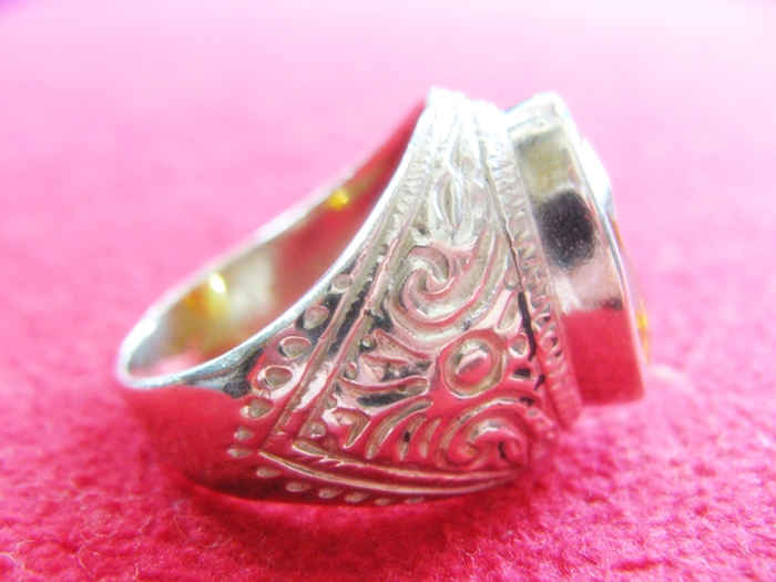 สินค้าจองค่ะ แหวนพลอยบุษราคัมเนื้อทองขาวด้านข้างลายมอญ(เหมาะกับราศีพิจิก,คนเกิดปีวอก)ค่ะ