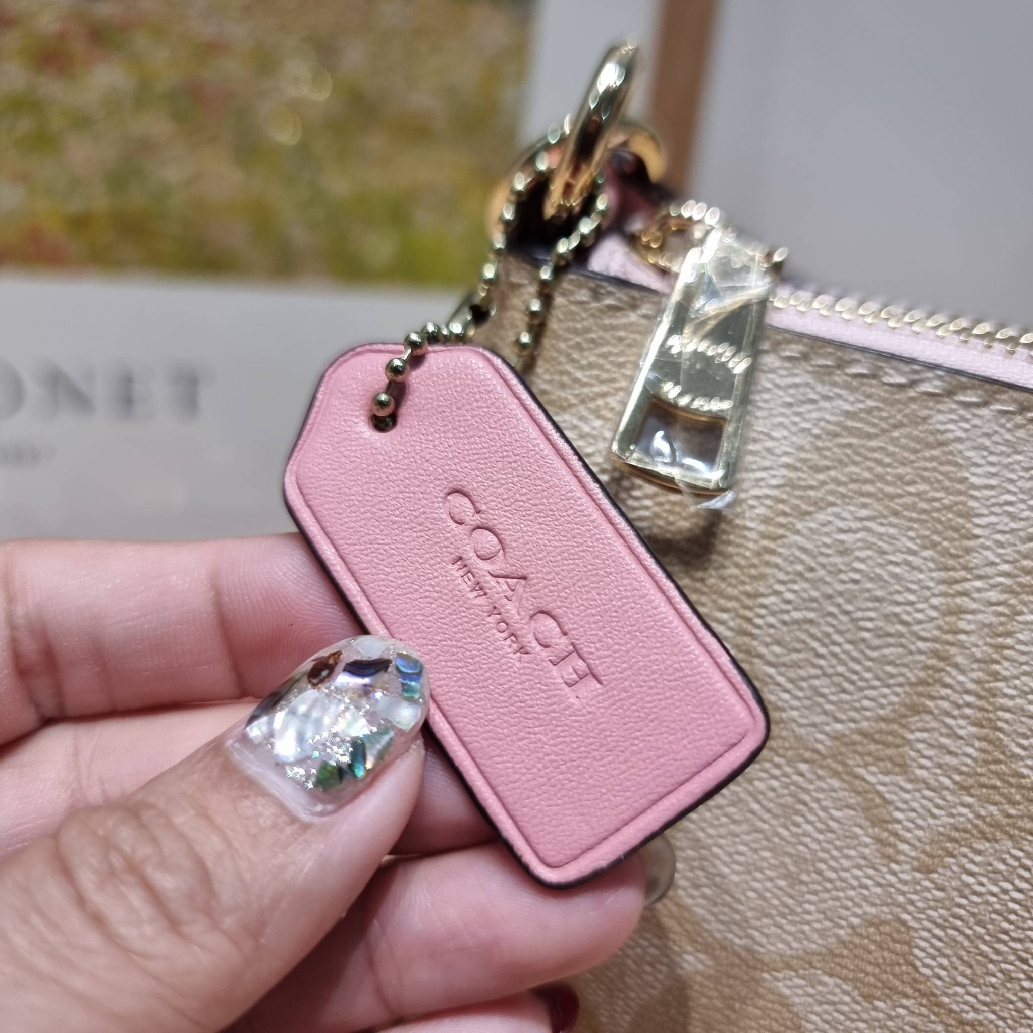 COACH TOP HANDLE POUCH F58321 พร้อมส่ง 9 สี กระเป๋าทรงพอช ยอดฮิต ยกขึ้นแท่น ด้วยดีไซน์ที่ออกมาให้ใช้งานได้ง่าย ขนาดกำลังเหมาะ