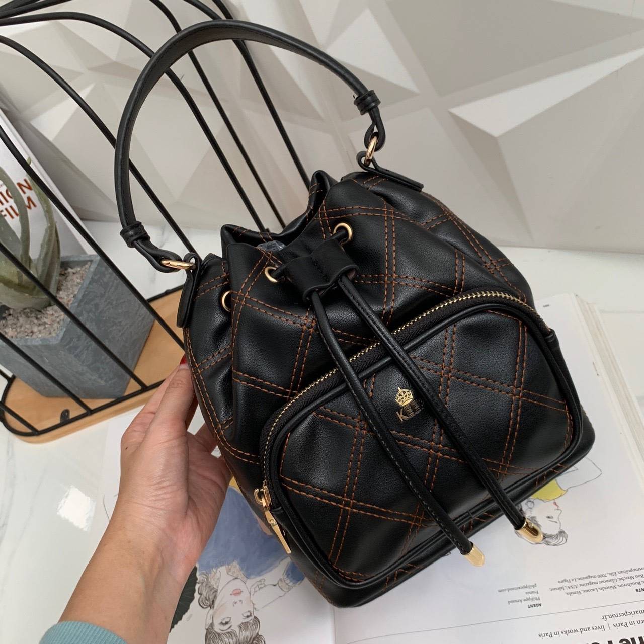 รุ่นใหม่ล่าสุด สวยมากๆค่า รุ่น New KEEP Minny bucket bag ทรงเก๋ สวย น่ารัก ขนาดตอบทุกโจทย์การใช้งาน เห็นแล้ว *หลงรักเลยคะ *ใบนี้ซื้อ1ได้ถึง2 มีกระเป๋าใส่ของใบเล็กด้านในให้อีก 1 ใบนะคะ 🌲ตัวกระเป๋าขนาดกำลังดีหนังเนื้อดีนิ่มมากๆคะ ดูแลรักษาง่าย ด้านใ