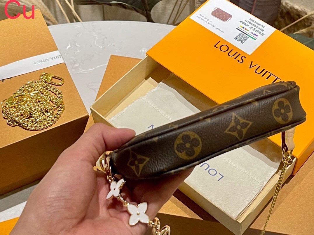 LV Mini Pochette Accessoires กระเป๋าทรงพอชไซส์มินิน่ารัก สวยงามน่าหลงใหล มาพร้อมสายโซ่ประดับมุกและหัวใจ สุดคุ้มปรับใช้ได้ตามต้องการ ถือออกงานดูแพง แมชชุดน่ารัก ได้ใบนี้ไปคุ้มแน่นอนค่ะ