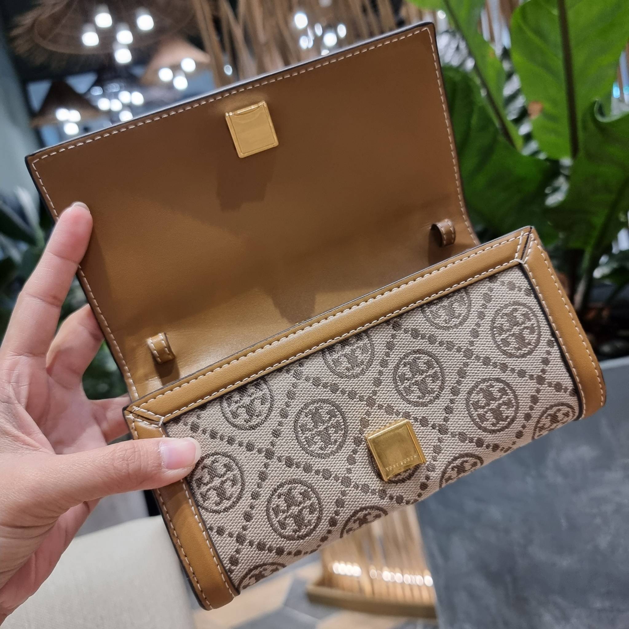 TORY BURCH T MONOGRAM JACQUARD CROSSBODY WALLET best seller ของคอลเลคชั่นนี้ ต้องไม่พลาด กับกระเป๋าสะพายกึ่งกระเป๋าสตางค์ ที่ช่วยให้ชีวิตง่ายขึ้น วัสดุผ้า jacquard ตัดสลับหนังแท้ เปิด-ปิดแบบฝาปิดแม่เหล็ก ภายในใส่ธนบัตรได้ มีช่องใส่บัตร และยังมีช่องซิปอีกด