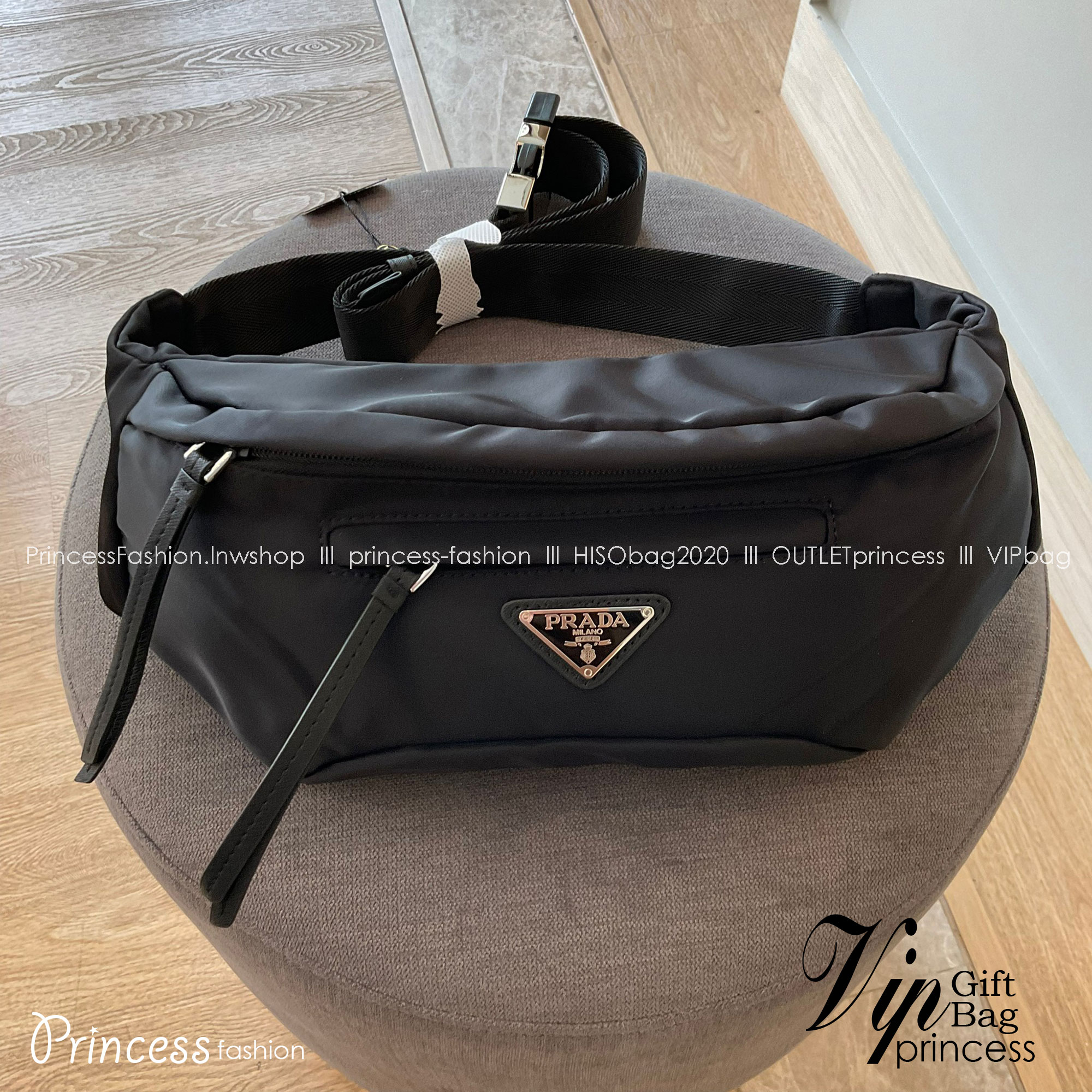 Prada Nylon Belt Bag รุ่นยอดฮิต! กระเป๋าคาดอก น้ำหนักเบา ดีไซน์เป็นเอกลักษณ์ เหมาะกับสายStreet มากๆค่ะ ทรงสาย จุของได้เยอะ ด้านหน้าประดับมีป้ายโลหะโลโก้แบรนด์