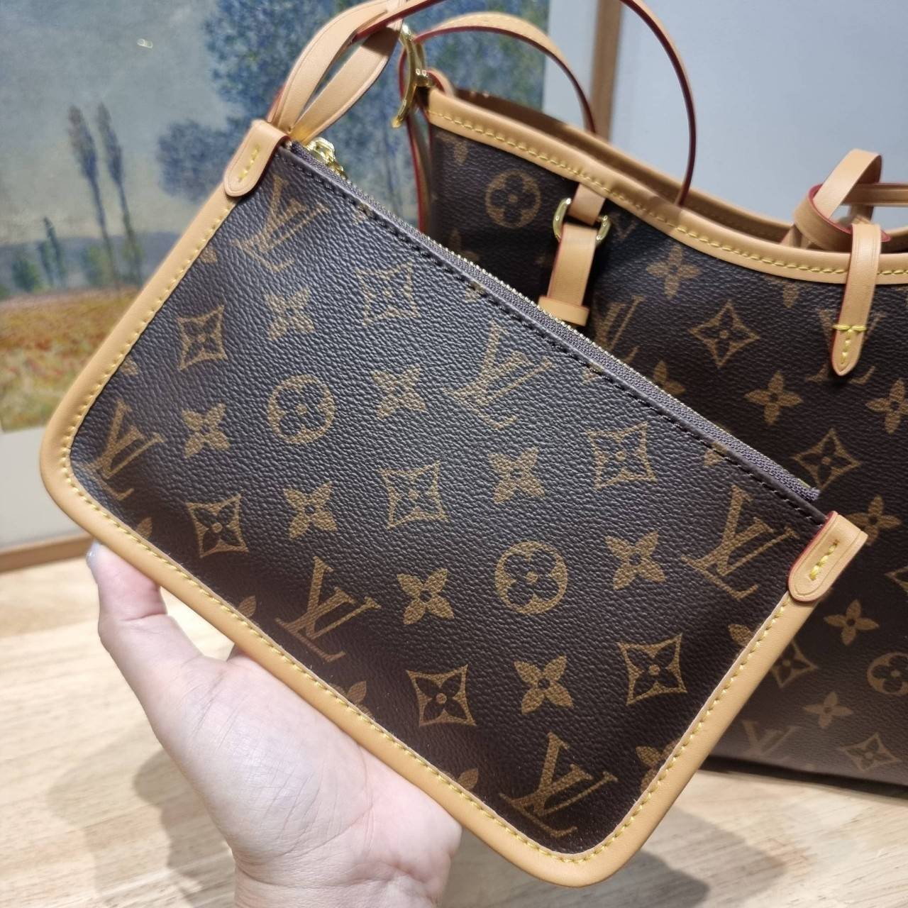 LV CARRYALL BAG ใหม่ล่าสุด รุ่นลิมิเต็ดที่สาวๆตามหา กระเป๋าสะพายไหล่ทรงสวย ดีไซน์เรียบง่ายคลาสสิค หรู ดูผู้ดี รูปทรงใช้งานง่าย มาพร้อมใบลูก ไว้เก็บของจุกจิก