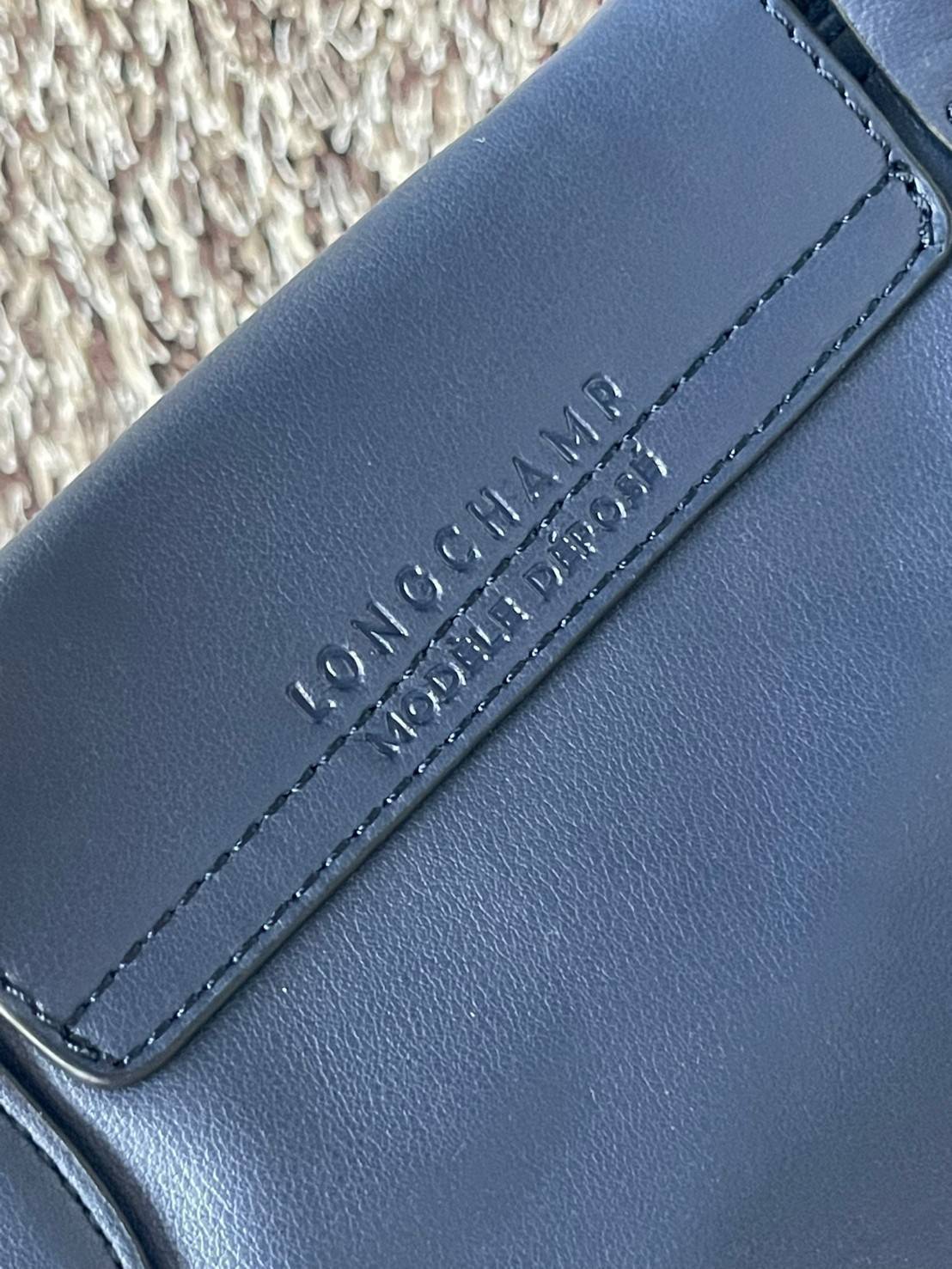 Longchamp Le Pliage Cuir Top handle bag S เรียกว่าเป็นกระเป๋าอีกหนึ่งรุ่นที่ไม่ว่ายังไงก็ฮอตฮิตและติดเทรนด์ตลอดไม่เคยเปลี่ยนกับ ทรง Le Pliage Cuir หนึ่งในตระกูลกระเป๋าสุดไอคอนิกจากแบรนด์