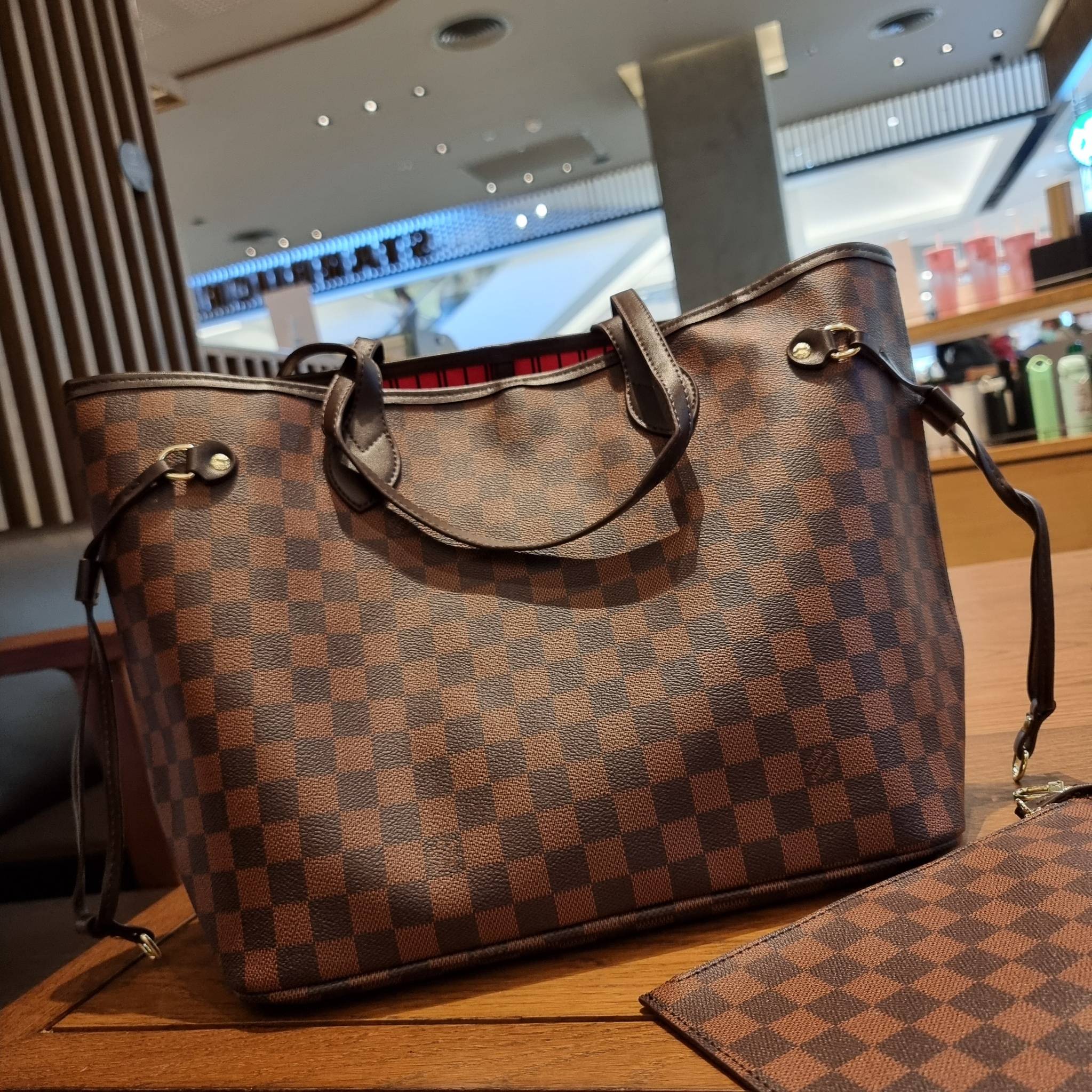 LV 2IN1 TOTE SET กระเป๋าสะพายไหล่ใบใหญ่ทรง tote มาพร้อมใบลูก คลาสสิคที่สุด เป็รอีกรุ่นที่มีคนใช้กันทั่วบ้านทั่วเมือง ฮิตแบบไม่ต้องพูดเยอะ วัสดุหนังแคนวาสปั๊มลายเต็มใบ ปากกระเป๋ามีหูเกี่ยว ด้านข้างมีหนังรูดเก็บทรงได้ ภายในโล่งกว้างมากๆ มีช่องซิปแยกให้ ใบเล
