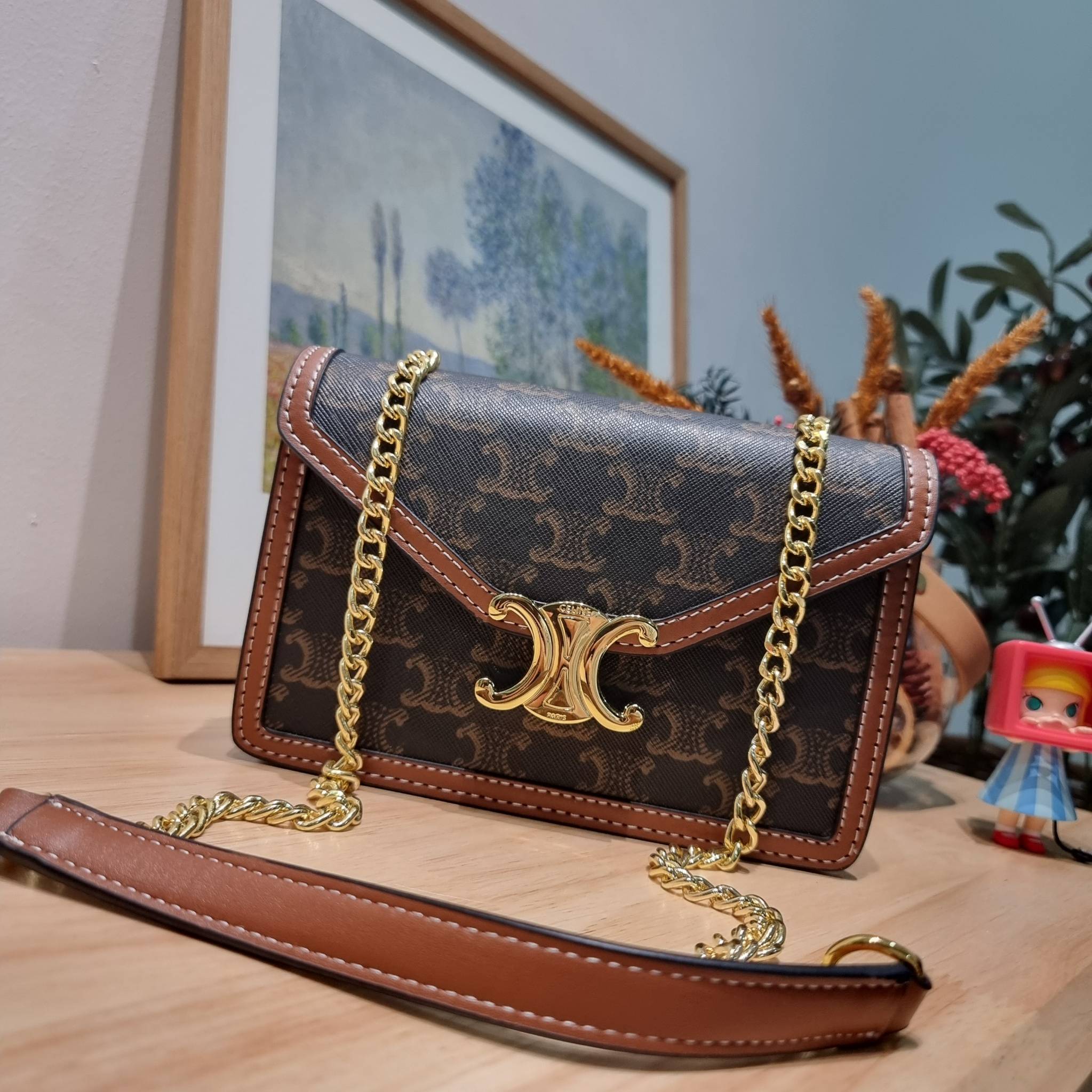 CELINE WALLET ON CHAIN TRIOMPHE CANVAS AND CALFSKIN ใหม่ล่าสุด สวยเฉี่ยว ไม่เหมือนใคร กับกระเป๋าสะพายกึ่งกระเป๋าสตางค์ ที่ใช้งานได้หลากหลายฟังก์ชั่น สะพายข้างได้ ถอดสายออกพกเป็นคลัทช์ได้