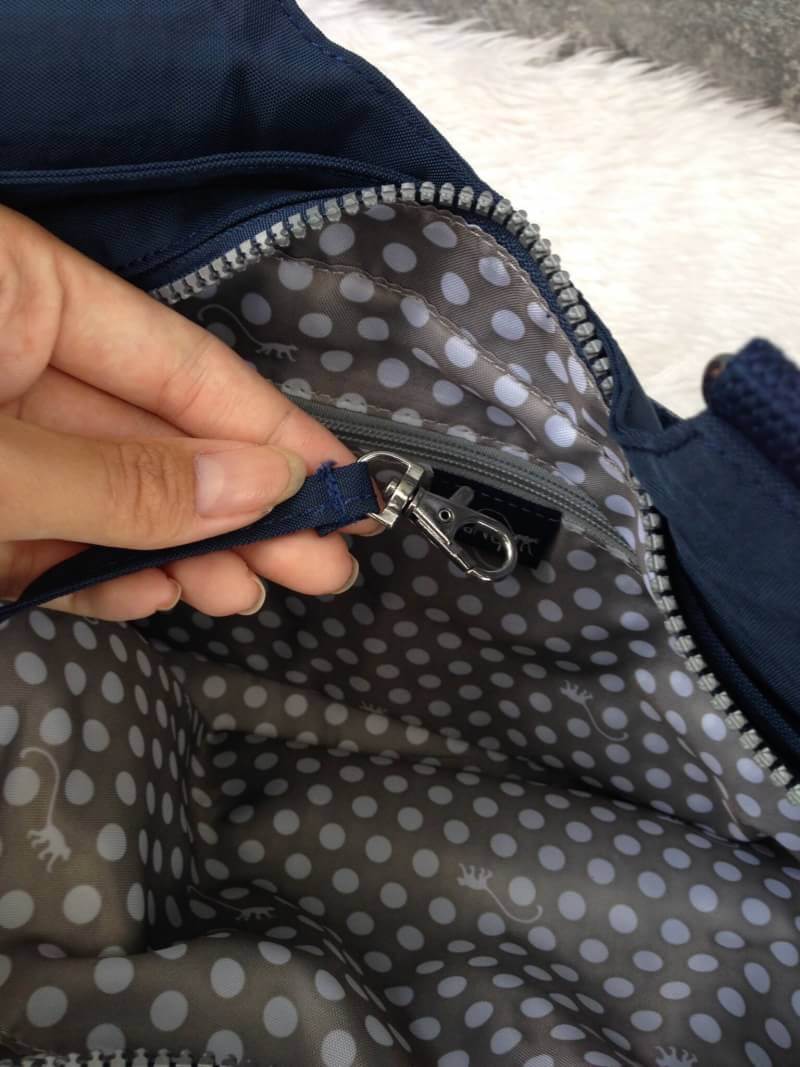 Kipling รุ่น Cicele กระเป๋าสะพายไหล่ใบใหญ่ สวยน่ารัก ตัวกระเป๋าด้านในเป็นช่องโล่งแบบปิดเปิดด้วยซิป มีช่องซิปด้านใน ด้านข้างกระเป๋า มี 2 ช่อง ปิดเปิด ด้วยเทป พร้อมที่ใส่โทรศัพท์ ปากกา และ MP 3 ในส่วนด้านใน และ ด้านข้างกระเป๋า ซ้าย-ขวา เป็นช่องขนาดเล็กสำหรั