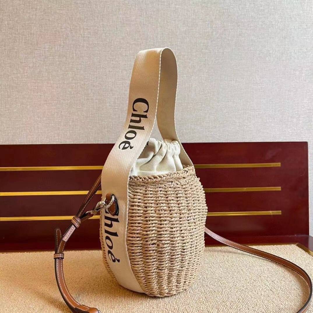 Chole’ small woody basket กระเป๋าทรงตะกร้าเก๋ๆ ชิคๆ สามารถสะพายข้างเป็นcrossbody และ ถือเก๋ๆก็ได้ ภายในโล่ง น่ารักไม่เหมือนใคร ใครยังไม่มีต้องจัดสักใบแล้วนะคะ