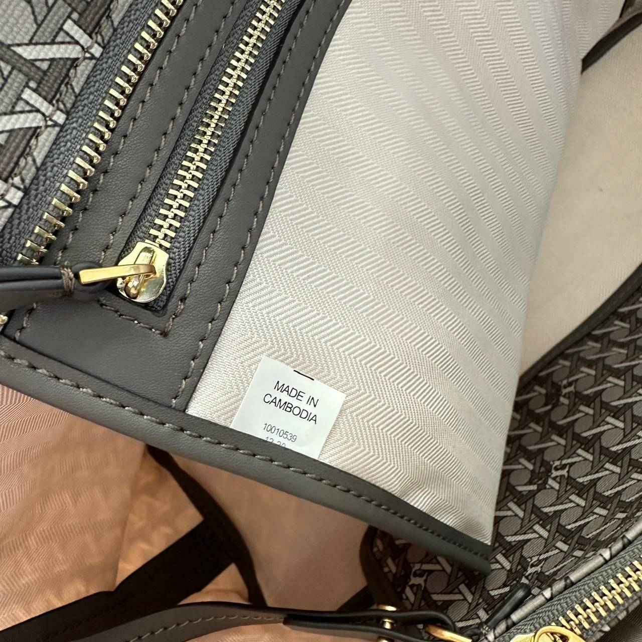 Tory Burch Ever Ready Zip Tote Small Coated Canvas / Tory Burch Geo Logo Tote กระเป๋าโท้ท พิมพ์ลายด้วยลวดลายสานตะกร้าอันเป็นเอกลักษณ์ของแบรนด์ ซึ่งได้แรงบันดาลใจจากความหลงใหลในงานจักสานของผู้ก่อตั้ง