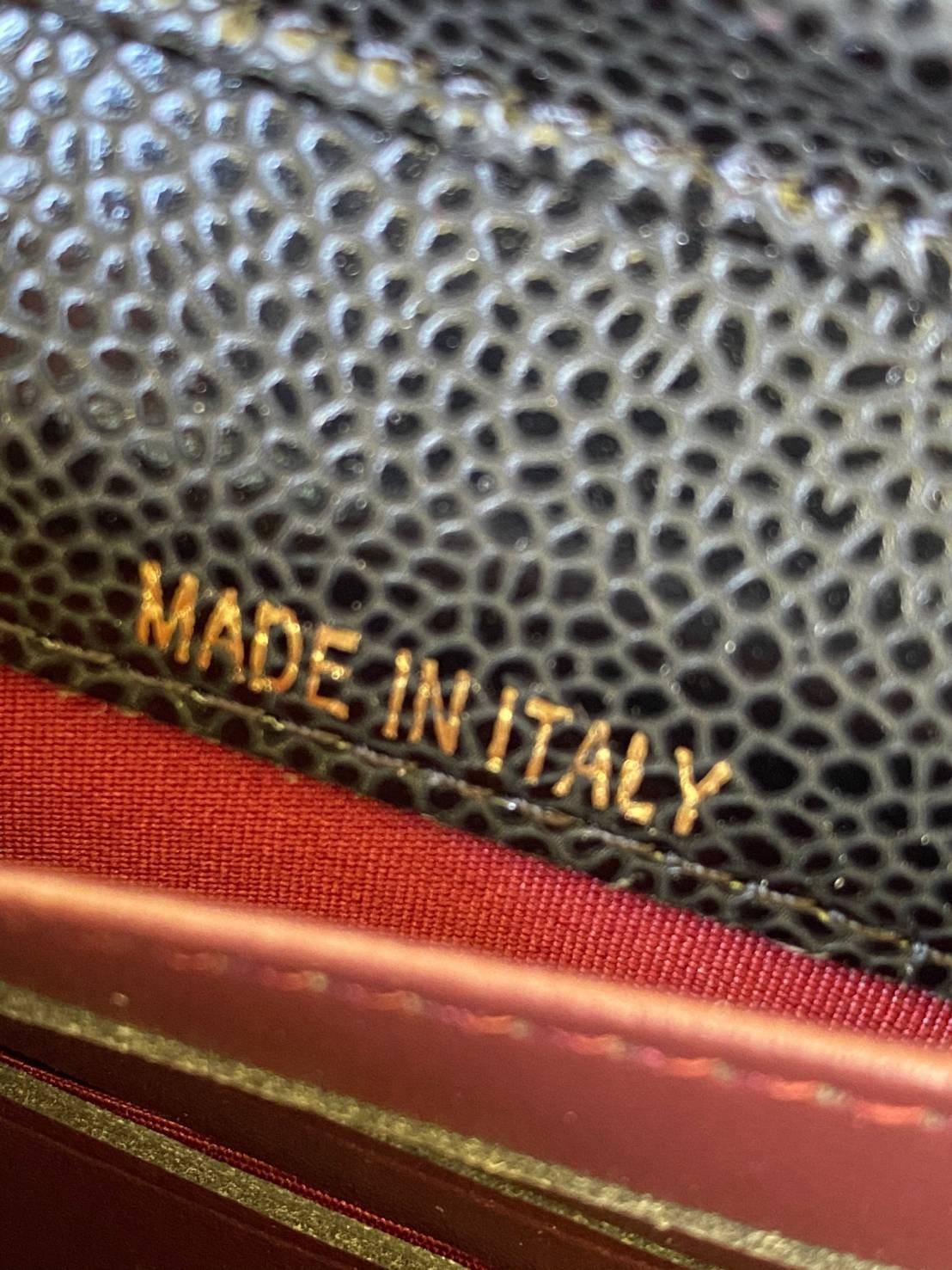 หนังแท้ CHANEL WALLET WITCH CHAIN พร้อมส่งที่ไทย ภาพสินค้าถ่ายจากงานขายจริง ใช้งานต่างประเทศได้ รุ่นยอดนิยมไอเท็มฮิตวัสดุหนังคาเวียร์สวยคลาสสิคเปิดปิดด้วยฝาปิดกระดุมด้านหน้ามีโลโก้แบรนด์อะไหล่สวยหรูดูดีมาพร้อมสายโซ่อะไหล่เงินและทอง ร้อยหนังจะสะพายไหล่ หรื