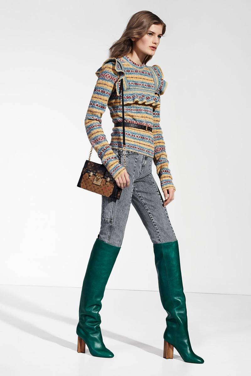 LOUIS VUITTON TRUNK CLUTCH Monogram / LV TRUNK CLUTCH กระเป๋าสะพายกึ่งคลัทช์ ทรงสวย ที่สาวๆเรียกร้อง วัสดุหนังแคนวาส ดีไซน์ทุกอย่างได้ลงตัว หรูหรา ปากกระเป๋ามีสายคาดล็อค และช่องซิปปิด ภายในแบ่งสัดส่วนไว้ดีมากๆ มาพร้อมสายสะพายโซ่สลับหนัง ที่ถอดออกได้ พกเป็