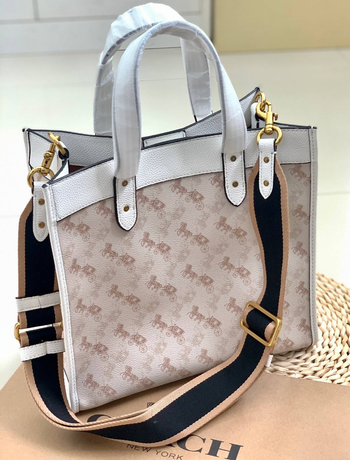 ของแท้ 💯% Limited Edition HBC🌈 Coach field 30 tote shoulderbag handbag ((2791)) พร้อมส่งที่ไทย! กระเป๋าทรงTote หนังแท้อย่างดี นิ่มมือค่ะ 🔺จุดเด่นคือตัวกระเป๋าปริ้นท์ลายรถม้าทั้งใบ+แทบสีตรงกลางตัดกับกระเป๋าได้สวยงามมากๆค่ะ