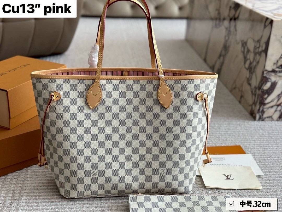LV Neverfull MM bag กระเป๋าสะพายทรโท้ทใบใหญ่ ขนาดยอดนิยมจุของได้เยอะ มาพร้อมใบลูก สะพายไปเที่ยวต่างจังหวัดคือดีงามมากจ้า หรือจะสะพายไปทำงาน ไปต่างประเทศก็สะดวก ราคาสุดคุ้ม จับจองเป็นเจ้าของได้เลยตอนนี้จัด!!
