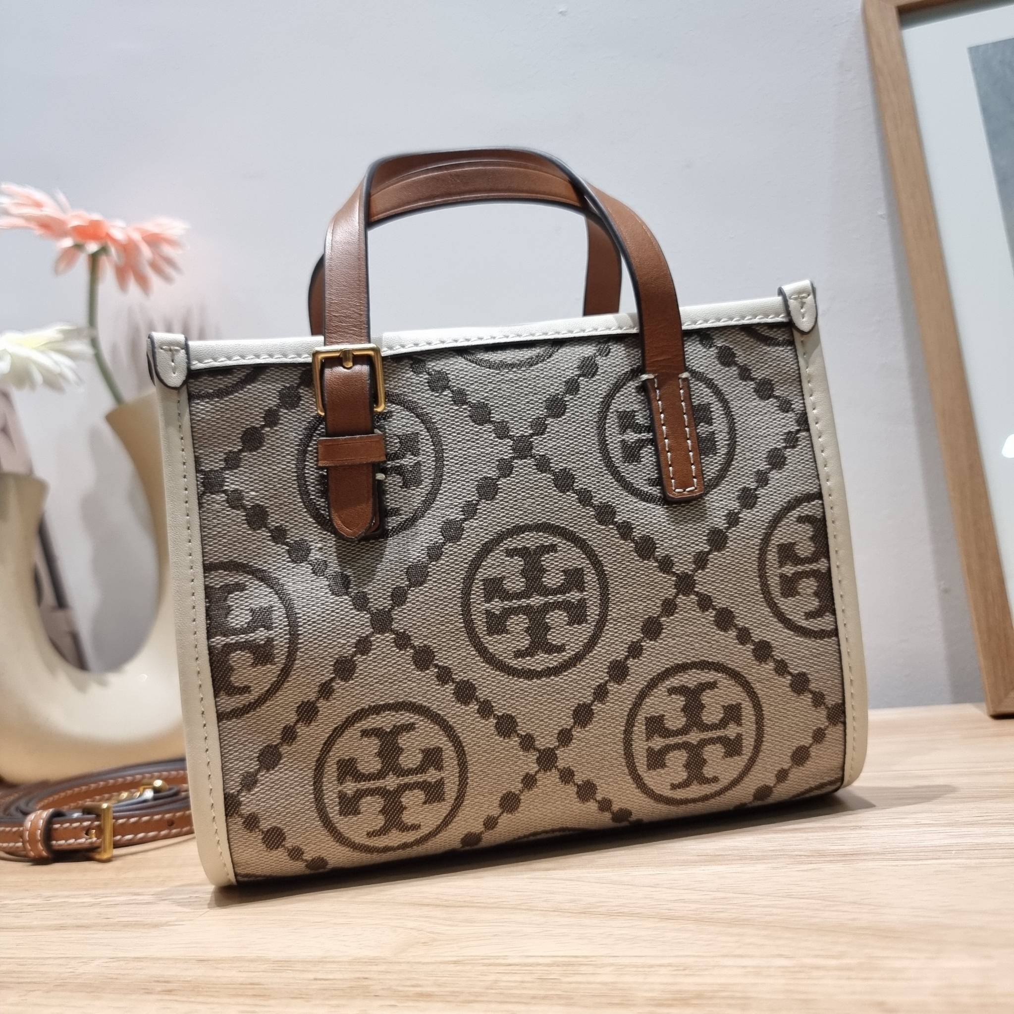 TORY BURCH MINI T MONOGRAM SQUARE TOTE รุ่นใหม่ล่าสุด คิ้วท์กว่าใคร! กับไอเท็มโมโนแกรมสุดฮิต กระเป๋าทรงโท้ทไซส์มินิ น่ารักน่าใช้มากๆ ให้คุณได้เพลิดเพลิน และคล่องตัวมากๆ