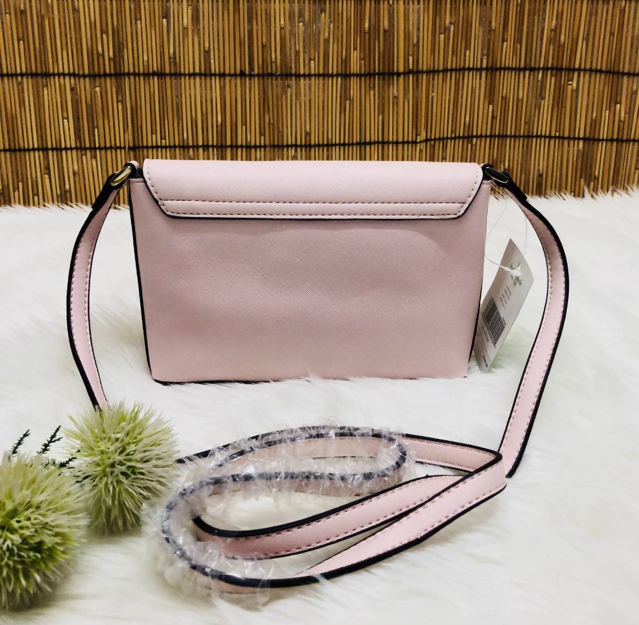 Kate Spade New York Crossbody Bag กระเป๋าสะพาย crossbody size mini กำลังน่ารัก วัสดุหนังลาย saffiano น้ำหนักเบา ด้านหน้ามี logo brand เปิดเปิดกระเป๋าแบบหมุนล็อค ภายในโล่งใส่มือถือได้ทุกรุ่น ใส่กระเป๋าสตางค์ใบสั้น, มือถือได้ทุกรุ่น ภายในมี 1 ช่องเล็ก ใส่มื