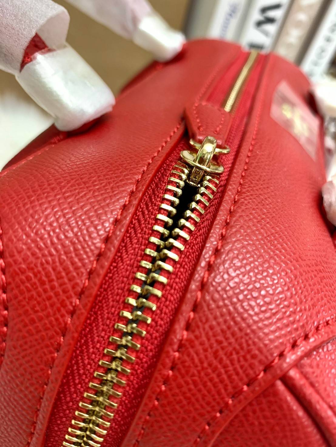 รุ่นอะไหล่ทองเข้าแล้วจ้าา ห้ามพลาดค่ะ Coach Bennett Boston Bag in Crossgrain Leather ((32202)) พร้อมส่ง รุ่นที่สาวๆหลายๆคนถามถึงกันค่า! กระเป๋าทรงหมอน หนังแท้ ลายหนังสวยมากค่ะ ไม่ว่ายุคไหนๆก็สวย ดูดี ทรงฮิตในตำนานค่ะ ✔️อะไหล่ทองหรูสวย เปิดปิดกระเป๋