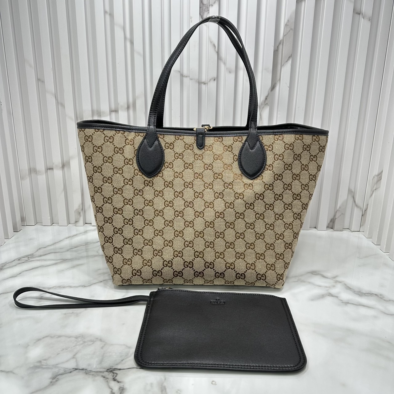 ORI หนังแท้ | Gucci Totissima medium reversible tote bag / Gucci Tote Bag กระเป๋าทรงสะพายทรงโท้ท ใช้งานได้ 2 ด้าน ดีไซน์ใหม่ล่าสุด ด้านหนัง และด้านแควสวยลายโลโก้ สวยหรูเรียบง่าย มาพร้อมใบเล็กเข้าเซ็ท ภายในโล่งกว้าง จุของได้เยอะจุใจ