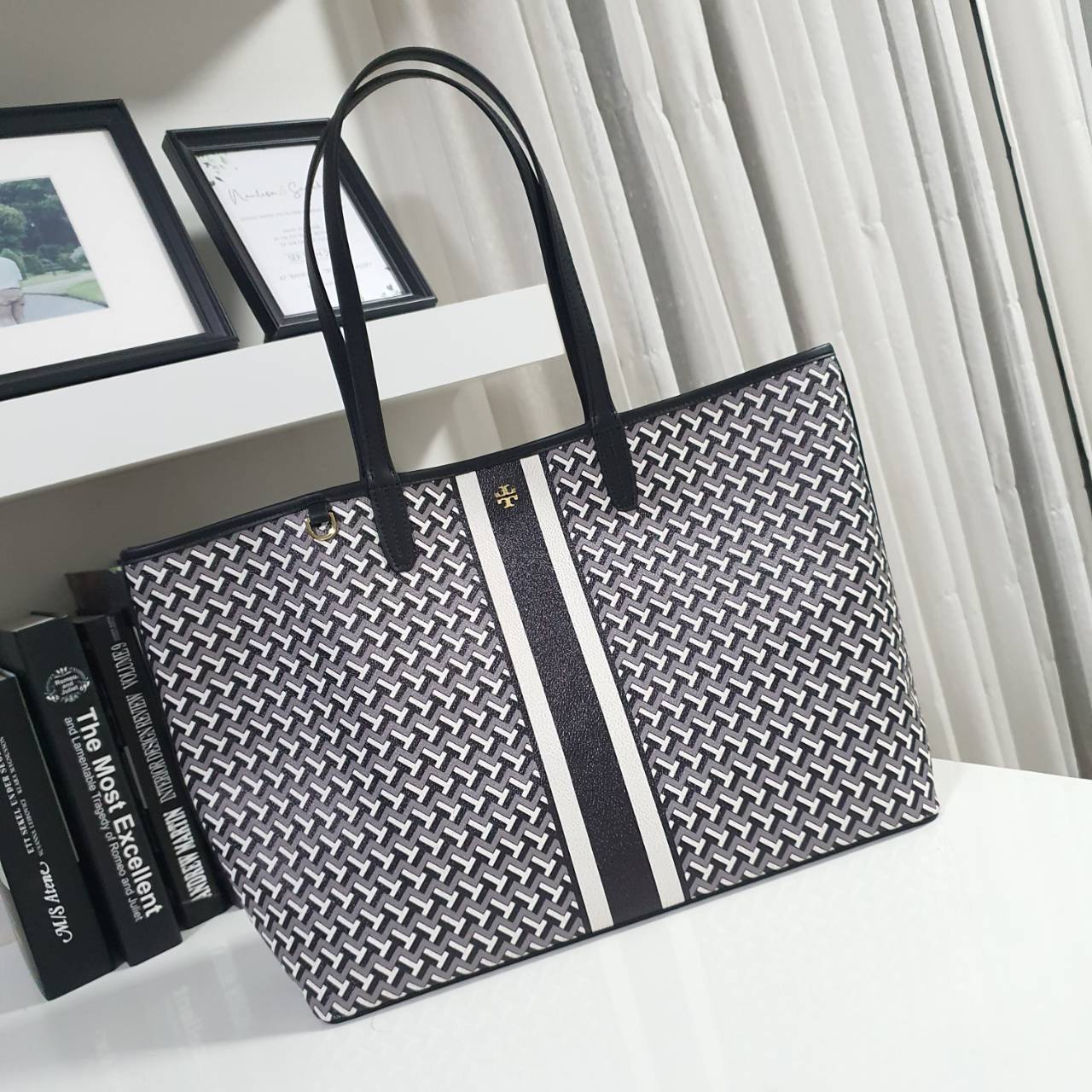 TORY BURCH T LINK TOTE BAG กระเป๋าสะพายไหล่ทรงช้อปปิ้ง ทรงคลาสสิค ฮิตตลอดกาล ทรงสวยขนาดกำลังดี ตัวกระเป๋า วัสดุหนัง PU ด้านหน้าติดโลโก้แบรนด์มาพร้อมที่คล้องกุญแจ ตัดแถบเส้นลายกราฟฟิค เปิดปิดด้วยกระดุมแม่เหล็ก ภายในมีช่องแยกลายแบรนด์สวยงาม โล่งกว้าง ภายในบ