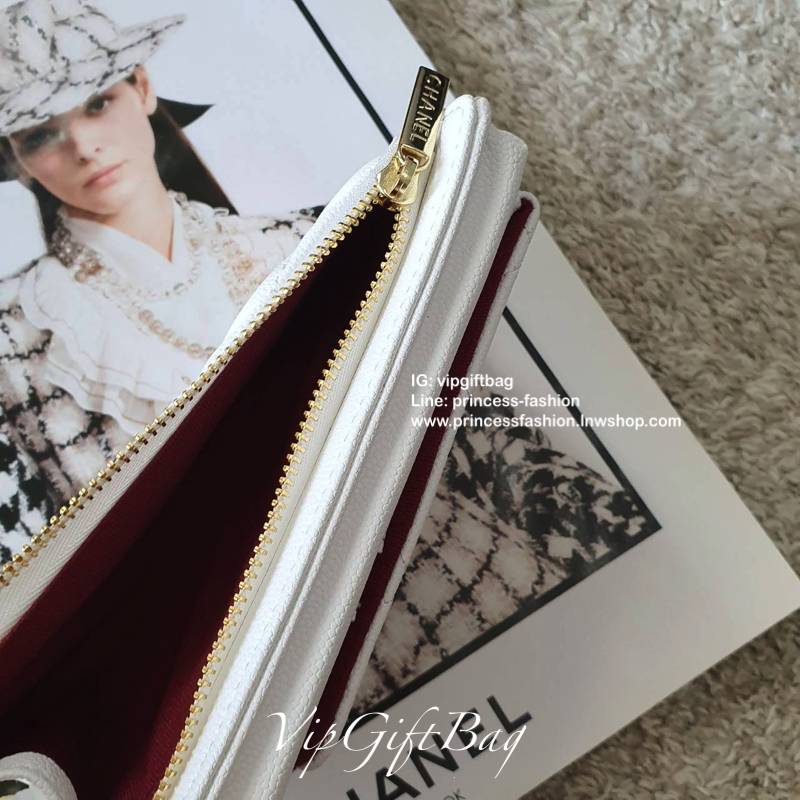 NEW ARRIVAL!! CHANEL VIP GIFT WOC BAG กระเป๋าสตางค์คล้องคอ/ Crossbody ที่กำลังมาแรงมาในตอนนี้ ตัวกระเป๋าเป็นกระเป๋าสตางค์หนังพียูลาย CAVIER **อะไหล่ทองทั้งใบ ด้านหน้าใส่ iphone+ ได้ เปิดปิดด้วยกระดุมแม่เหล็ก สามารถใส่บัตรได้อีก4ใบด้านใน พลิกมาด้านหลังมีช่