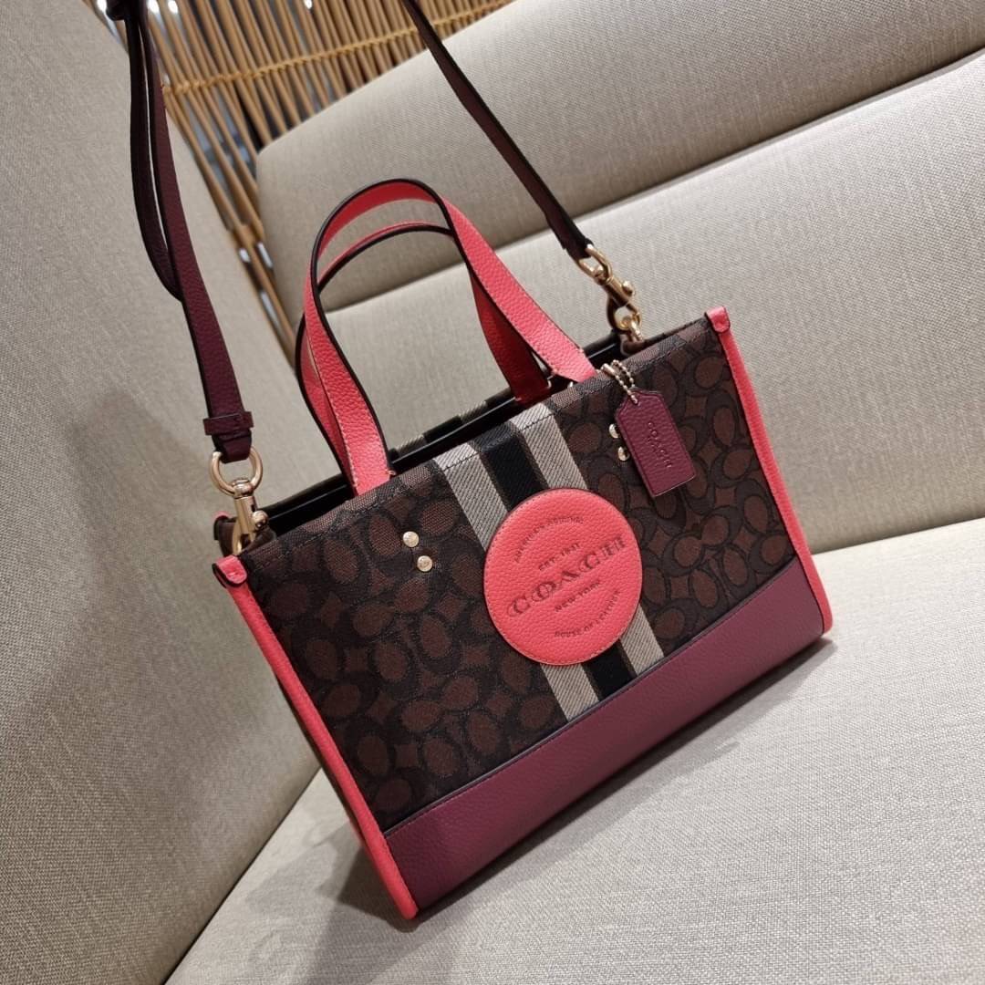 ใบใหญ่ COACH 4113 DEMPSEY CARRYALL IN SIGNATURE JACQUARD WITH STRIPE AND COACH PATCH ใบใหญ่ จุใจ คอลเลคชั่นใหม่ สีที่สาวๆรอคอย สวยคม ละมุนและมีความหรูในตัว กับกระเป๋าทรงโท้ท ไซส์ใหญ่ที่สามารถจุของได้แบบไม่ต้องกังวล ฟังก์ชั่นการใช้งานสะดวกที่สุด มีทั้งสายค