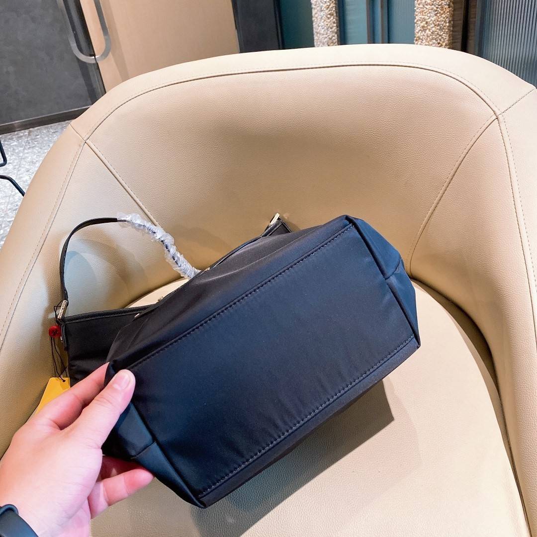 TORY BURCH STACKED NYLON LOGO BAG กระเป๋า BUCKET TOTE วัสดุ NYLONทั้งใบตัดด้วยหนังสังเคราะห์ลาย SAFFIANO