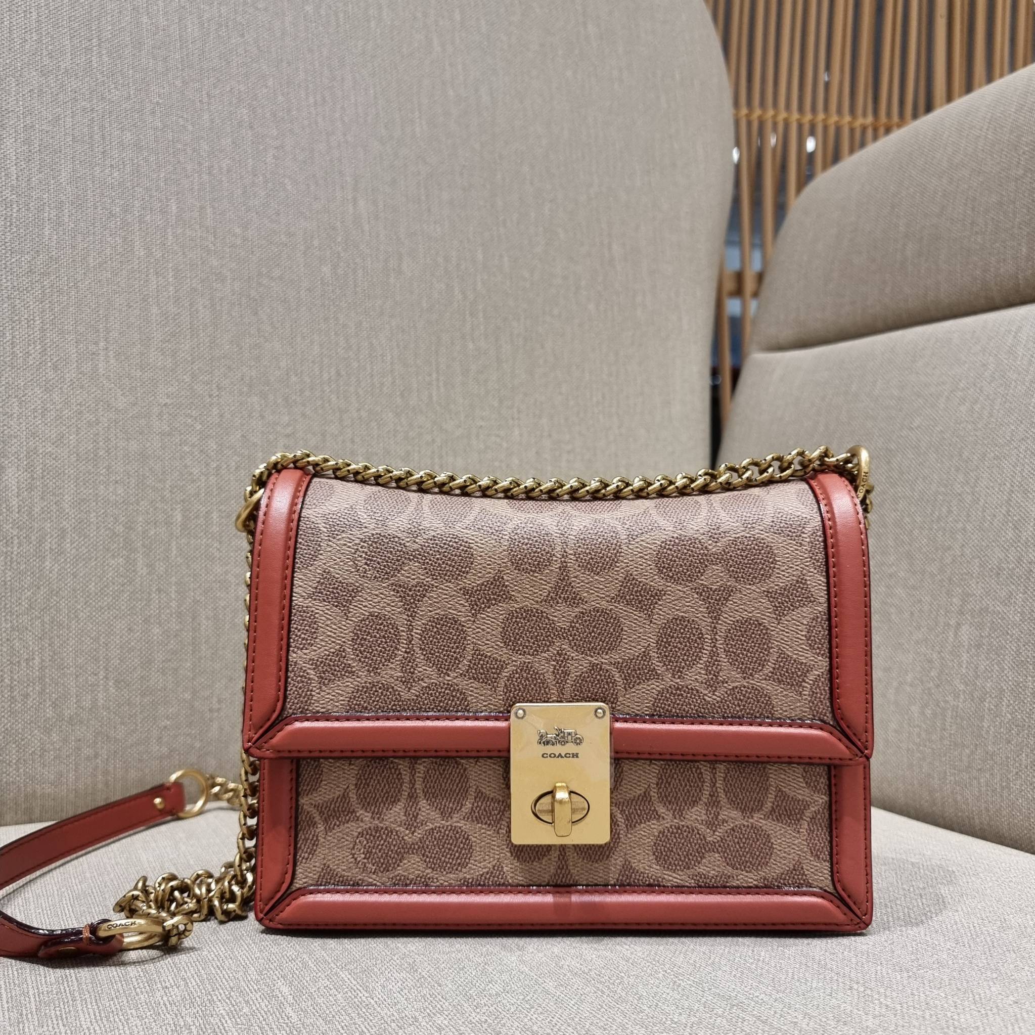 COACH 3492 HUTTON SHOULDER BAG IN SIGNATURE CANVAS sold out ไปกันทั่วหน้าในหลายประเทศ กับกระเป๋าสะพายที่สุดของความหรู ดีไซน์คลาสสิควินเทจ ลูกเล่นสีแทนสนิมตัดกับอะไหล่สีทองเหลืองดูย้อนยุคและหรูหรา วัสดุหนังแคนวาสสลับหนังแท้ สายสะพายโซ่สลับหนัง ปรับสะพายได้