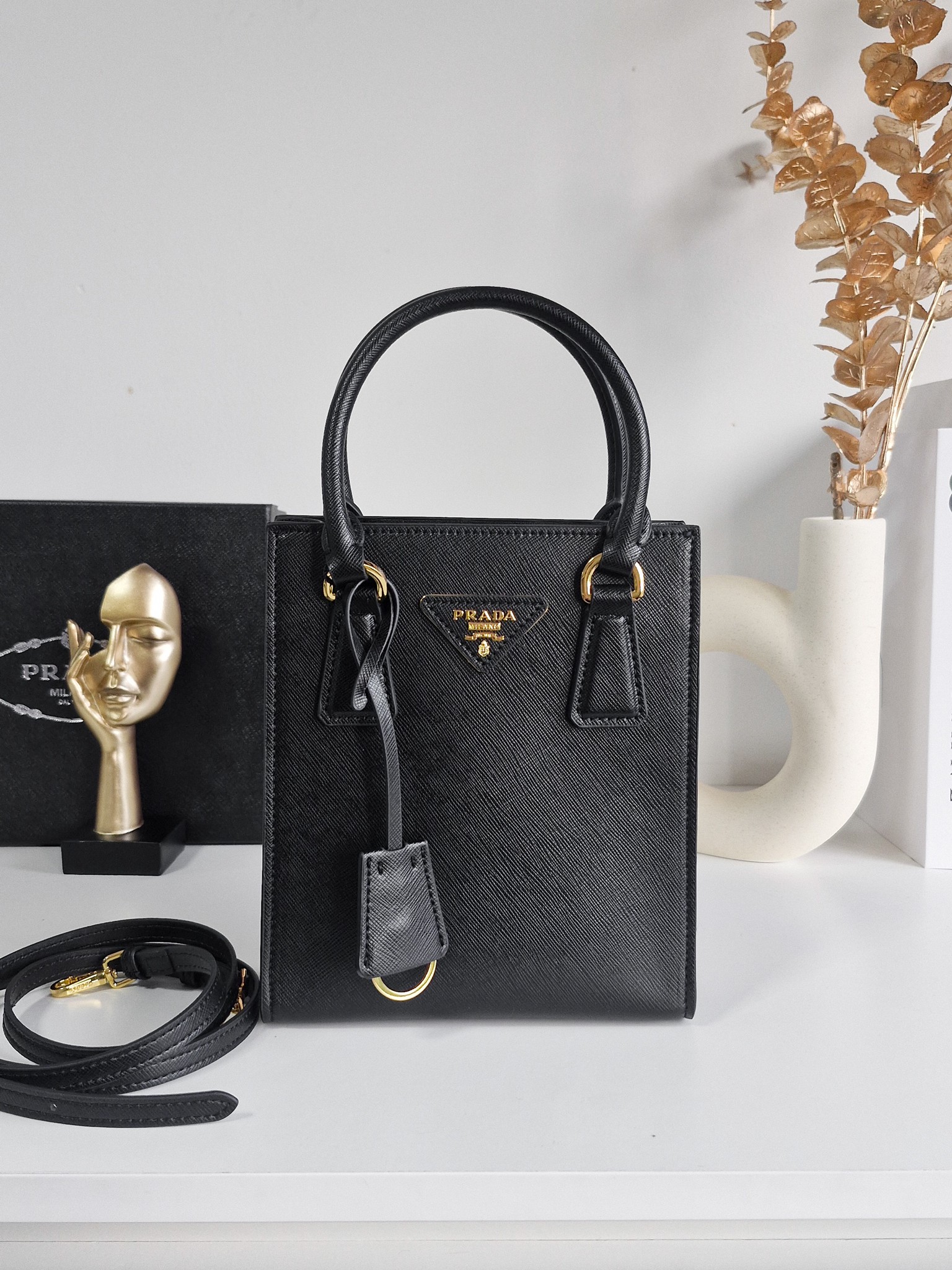 PRADA Saffiano 2WAY Logo Handbags รุ่นใหม่พร้อมส่ง กระเป๋าตั้งอยู่ทรงสวย กันน้ำ ด้านหน้าประดับโลโก้แบรนด์ อะไหล่ทอง สวยหรูเว่อร์วัง