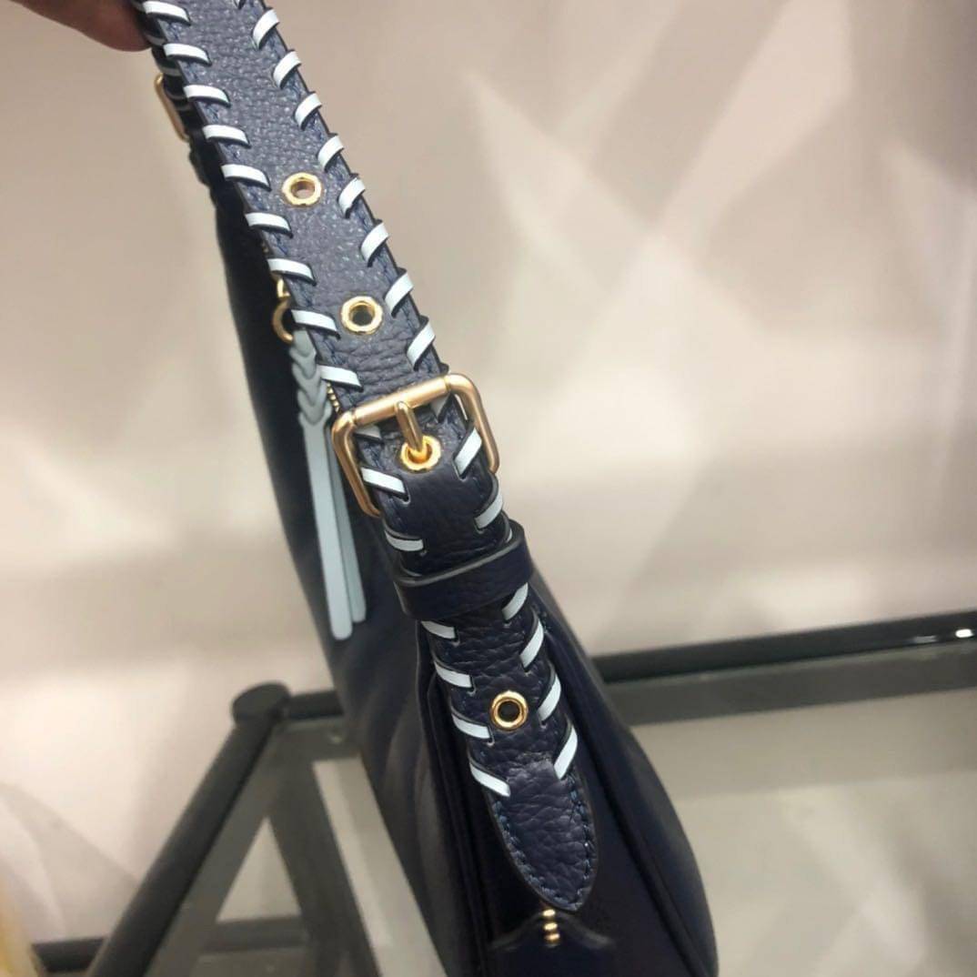 COACH BAILEY HOBO WITH WHIPSTITCH ((C4108//C1322)) พร้อมส่งที่ไทย!! สวยจริงไม่จกตาแน่นอนค่าา กระเป๋าทรงโค้ง ใช้แบบหิ้วหรือคล้องไหล่ก็ดูดี ใช้วัสดุหนังแท้ชั้นดี หนังสวยมากๆค่ะ ด้านหน้าใช้อะไหล่แบรนด์ตัวใหญ่ หรู ดูสะดุดตามีเดียว