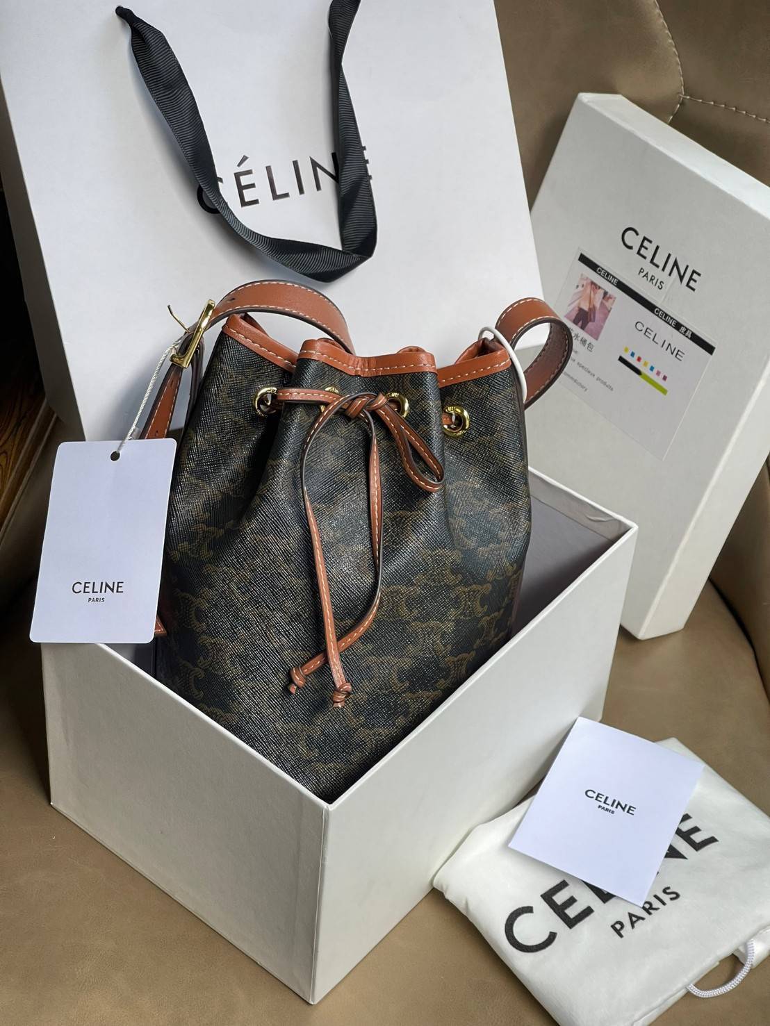 CELINE SMALL DRAWSTRING BAG IN TRIOMPHE ในรุ่นนี้ได้รับคำชื่นชมจากแฟชั่นกูรูทั้งหลาย เนื่องจากมีรูปทรงที่สุดแสนจะเรียบง่าย มีช่องใส่ของที่กว้าง ตัวกระเป๋าเป็นแบบหูรูด ช่วยให้เปิด-ปิดง่าย สะดวกต่อการใช้งาน สายสะพายปรับความยาวได้ตามความเหมาะสม โลโก้บนรอบตัว