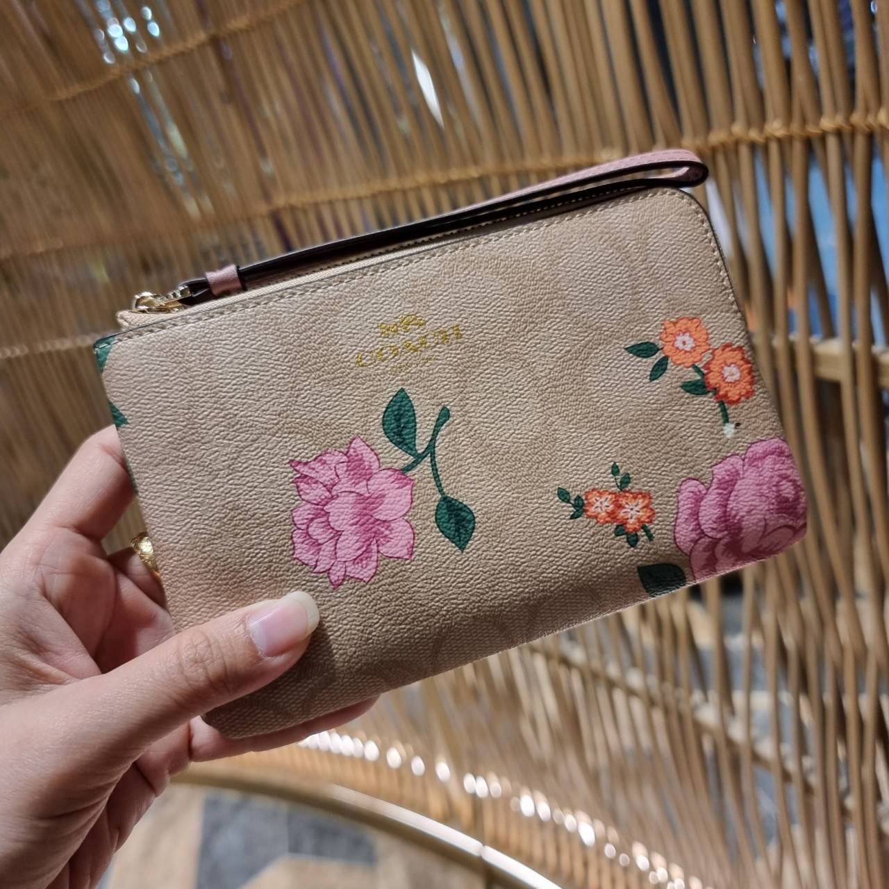 COACH 2972 CORNER ZIP WRISTLET IN SIGNATURE CANVAS WITH BUTTERFLY PRINT มาแล้วจ้า ไอเท็มสุดปัง!! ฮิตไม่เลิก!! พร้อมลวดลายสุดคิ้วท์ น่ารักน่าใช้ขึ้นไปอีก กระเป๋าคล้องมือ ขนาดเหมาะพกพา วัสดุหนังแคนวาส ภายในเป็นช่องโล่ง ใส่ธนบัตร หรือใส่บัตร ใส่เหรียญ ได้หมด