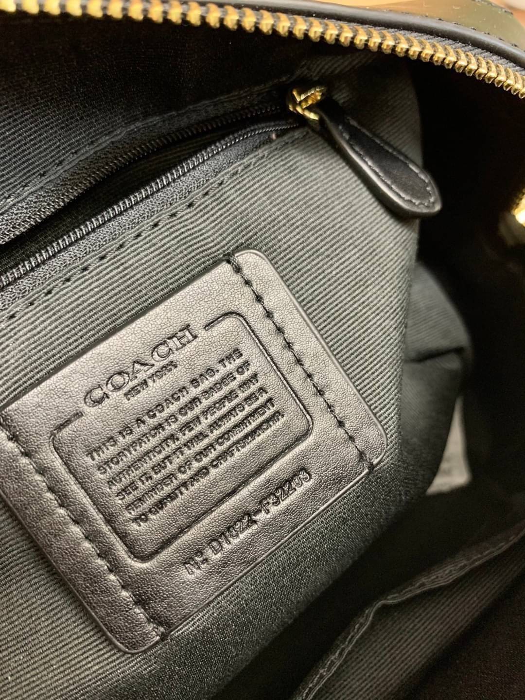 COACH NENNETT SATCHEL BAG((32203)) พร้อมส่งอีกครั้ง ห้ามพลาด! กระเป๋าทรงหมอน ทรงที่สาวๆต้องมีติดตัวไว้สักใบ! หนังแท้นิ่มสวยงาม เปิดปิดกระเป๋าแบบซิป ภายในกว้างสามารถใส่กระเป๋าเงินใบยาวได้ หรือของจำเป็นในชีวิตประจำวันของสาวๆได้หลากหลายเลยค่ะ มีช่องซิปและช่อ