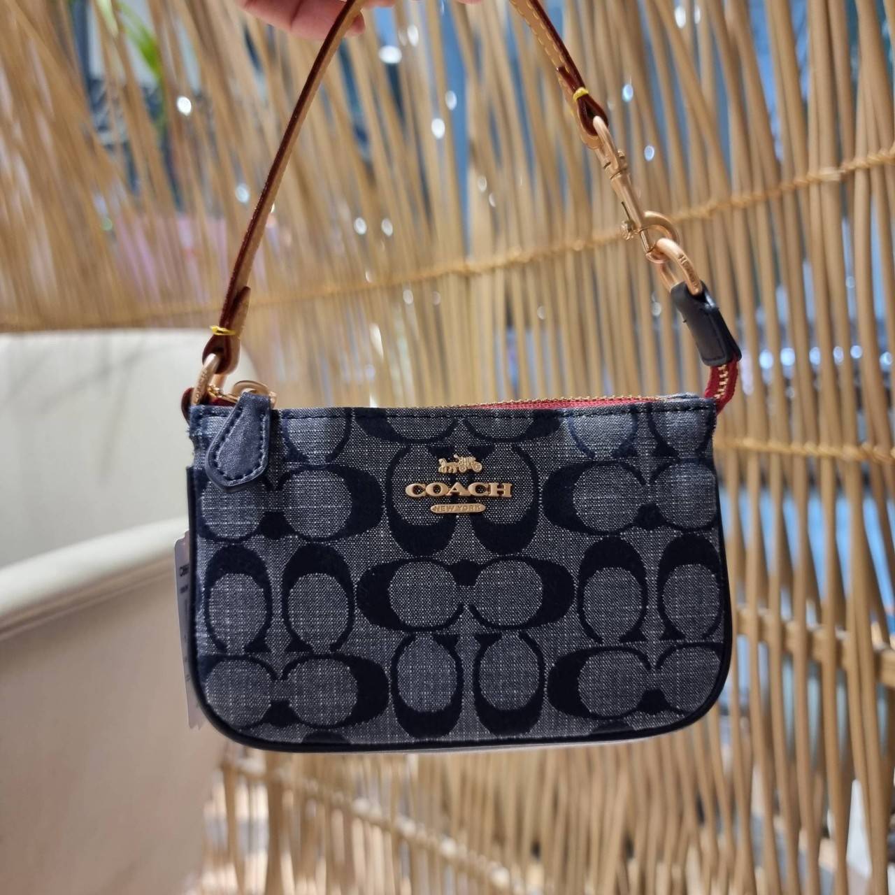 COACH C8665 NOLITA 15 IN SIGNATURE CHAMBRAY คอลเลคชั่น rare item น่ารักน่าใช้ ในสไตล์คลาสสิค กระเป๋าทรงพอชขนาดมินิ กึ่งคล้องมือใช้ได้ 2 สไตล์ ปรับสายให้มาเกี่ยวฝั่งเดียวเพื่อใช้เป็นคล้องมือ หรือปรับเกี่ยวอีกฝั่งใช้คล้องแขนก็เก๋มากมาย วัสดุผ้าแชมเบรย์ สวยค