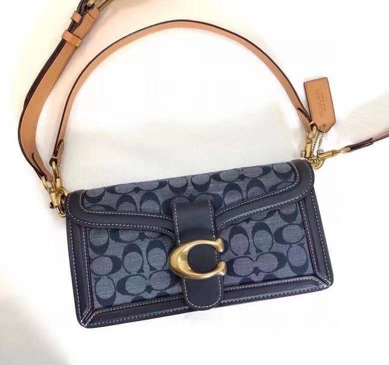 COACH Tabby Shoulder Bag 26 In Signature Chambray กระเป๋าหิ้วได้//คล้องไหล่ได้//สะพายข้างได้ วัสดุผ้าแคนวาสทอลายอย่างดี+หนังแท้ค่ะ เปิดปิดกระเป๋าแบบกระดุมแม่เหล็ก มีอะไหล่แบรนด์ตัวใหญ่ด้านหน้าหรูหราเลยทีเดียว ภายในกระเป๋ามีช่องหลักใส่ของ2ช่อง สามารถใส่กระ