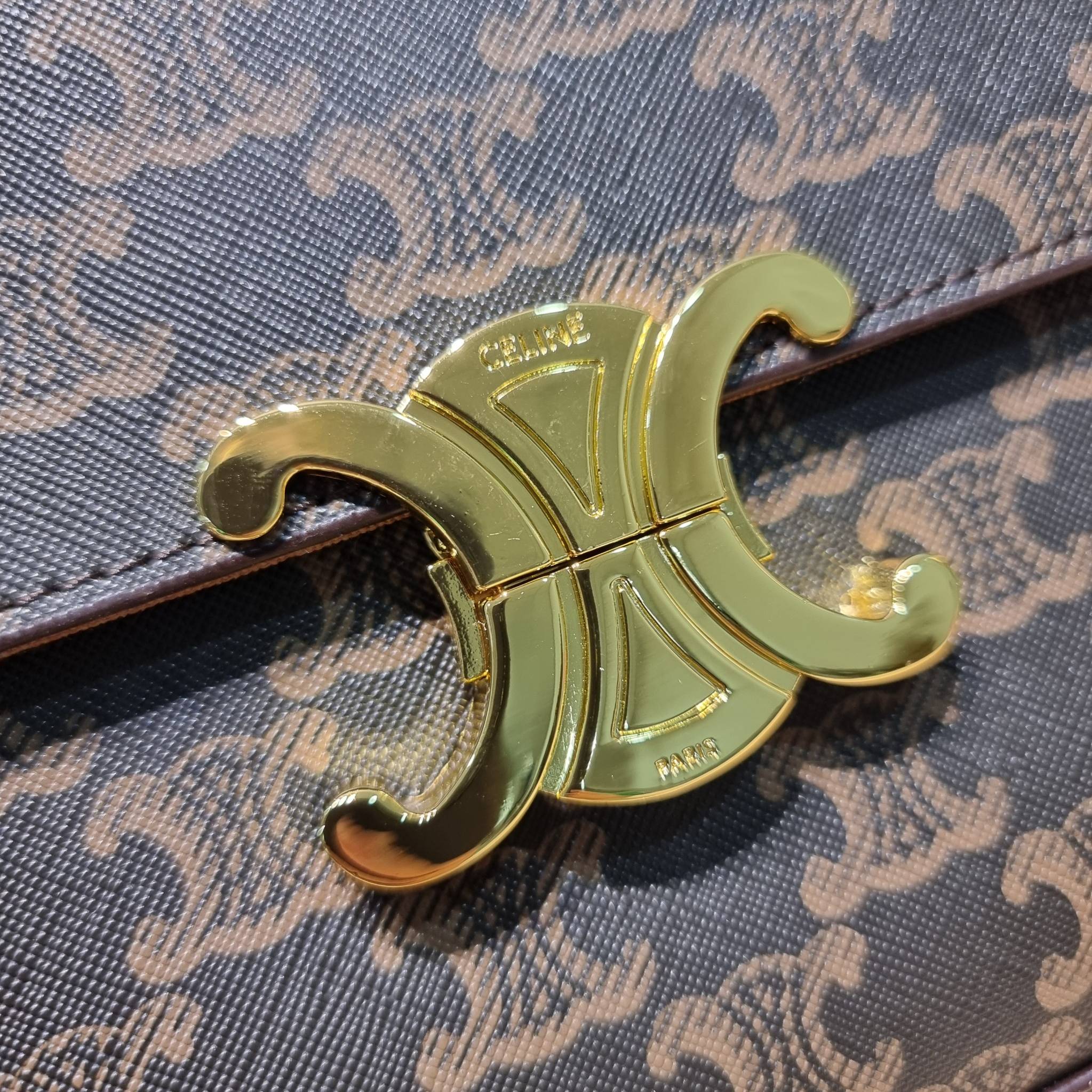 CELINE BOX TRIOMPHE IN TRIOMPHE CANVAS กระเป๋าสะพายสวยอยู่ทรง ดีไซน์เอกลักษณ์ ใช้งานง่ายด้วยอะไหล่กดล็อค วัสดุหนังแคนวาสทนทาน