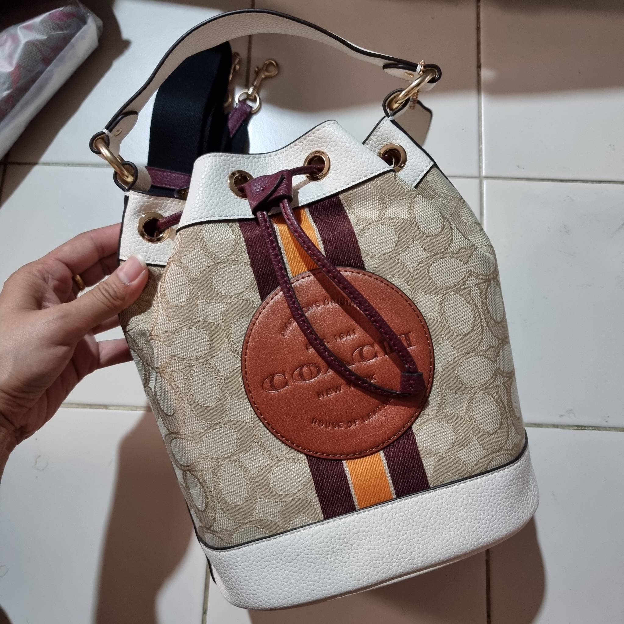 COACH C7084 DEMPSEY DRAWSTRING BUCKET BAG IN SIGNATURE JACQUARD WITH STRIPE AND COACH PATCH พี่สาวใบใหญ่สุดสวยมาแล้วจ้า!! กระเป๋าทรงถังไซส์ใหญ่ ที่สาวๆรอคอย ใช้งานง่ายด้วยการรูดหนังปิดรอบปากกระเป๋า ทุกอย่างลงตัวที่สุด!! โดดเด่นด้วยลวดลายสีสันที่ละมุนมาก ว