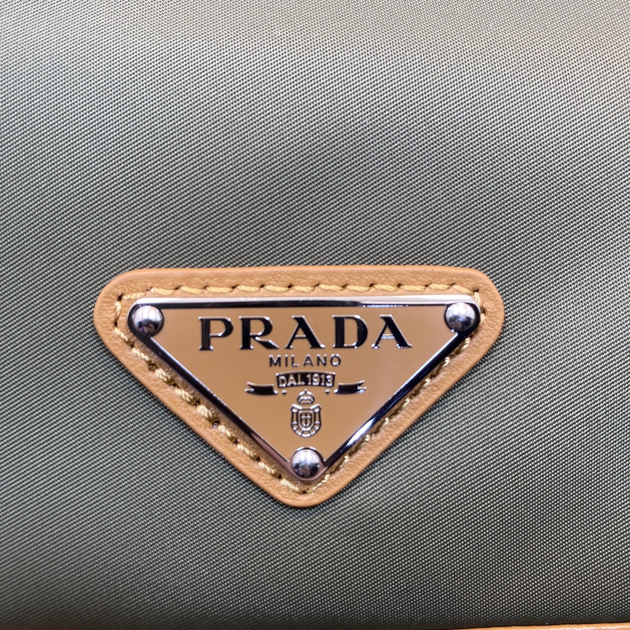 PRADA Re-Nylon and leather shoulder bag / PRADA Messenger Bag กระเป๋าสะพายคอมพลีทครีเอทลุคหล่อเท่ เกรดออริ สลับแท้ 1:1 ใช้งานต่างประเทศได้