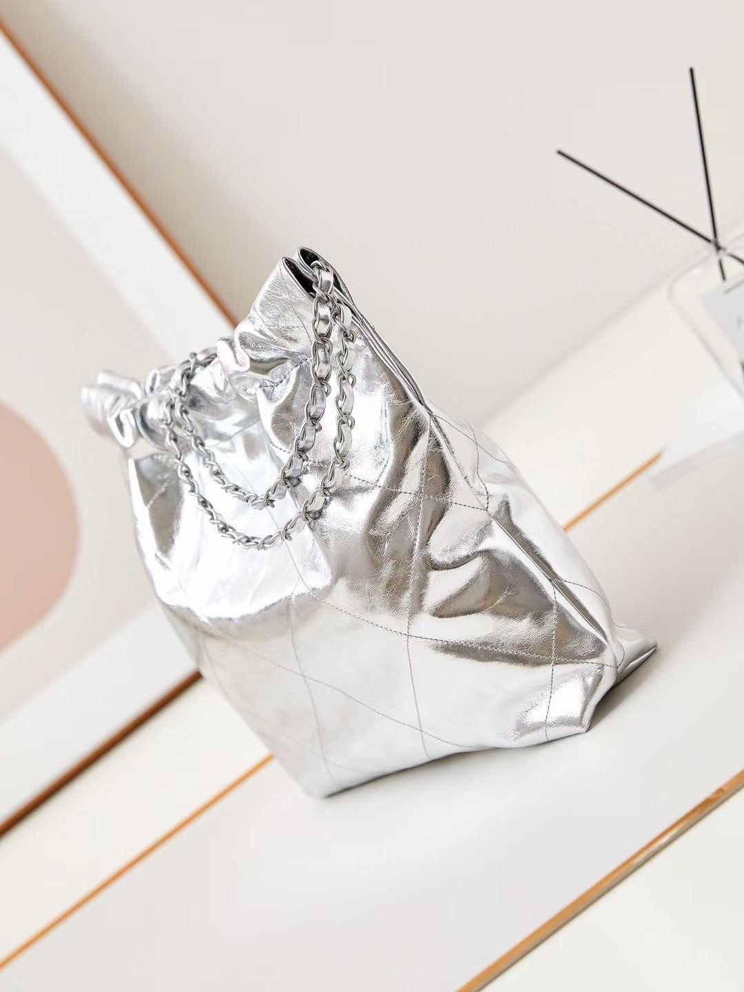 CHANEL 22 Medium HANDBAG In Metallic & Gold-Tone Metal กระเป๋าสะพายสีเมทัลลิค เกรดออริ ท็อป สลับแท้ 1:1 เกรดดีสุด ผ่านทุก ตม หนังแท้สวย ใช้งานต่างประเทศได้