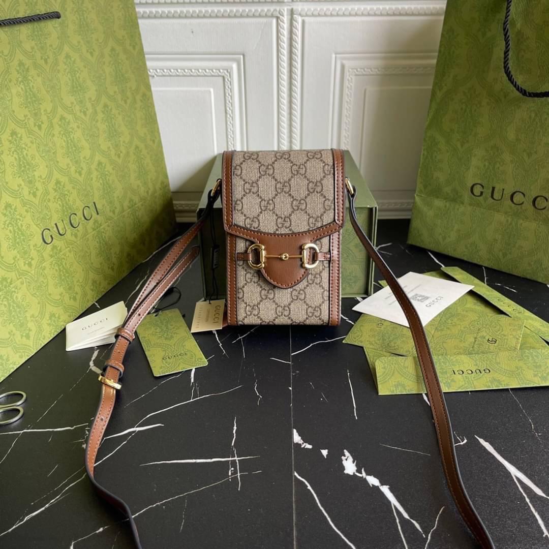 หนังแท้ GUCCI Horsebit phone bag กระเป๋าสะพาย กระเป๋าใส่โทรศัพท์สุดคลาสสิก หนังวัวแท้สีน้ำตาล อะไหล่สวย ดีไซต์สัญลักษณ์วงแหวนตามแบบฉบับ GUCCI มาพร้อมกล่องแบรนด์และสายสะพายยาวที่สามารถปรับระดับได้ พร้อมส่งให้สะพาย สวยๆ กันแล้ววันนี้ ใบนี้ must have..ค่ะ.!!