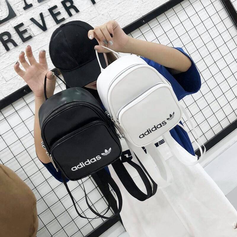 ADIDAS 2WAY MINI BACKPACK กระเป๋าเป้หรือสะพายหนังเรียบสไตล์ Sport ขนาดมินิ น้ำหนักเบา ด้านหน้ามีโล้โก้และช่องซิป เปิดปิดด้วยซิปสะดวกใช้ หัวซิปแบรนด์ ภายในมีช่องใส่ของ หูจับถนัดมือ สายสะพายปรับได้ freesize สามารถสะพายเป็นเป้ หรือกระเป๋าสะพาย Crossbody ได้2