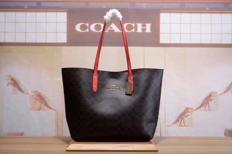 รุ่นยอดนิยม COACH TOWNTOTE IN SIGNATURE CANVAS F76636 กลับใช้ได้ทั้งสองด้าน ใบขนาดใหญ่จุใจ ใส่ของได้เยอะมากกก เป็นรุ่นที่สวยตลอดกาล ควรมีติดตู้ไว้เลยค่าา