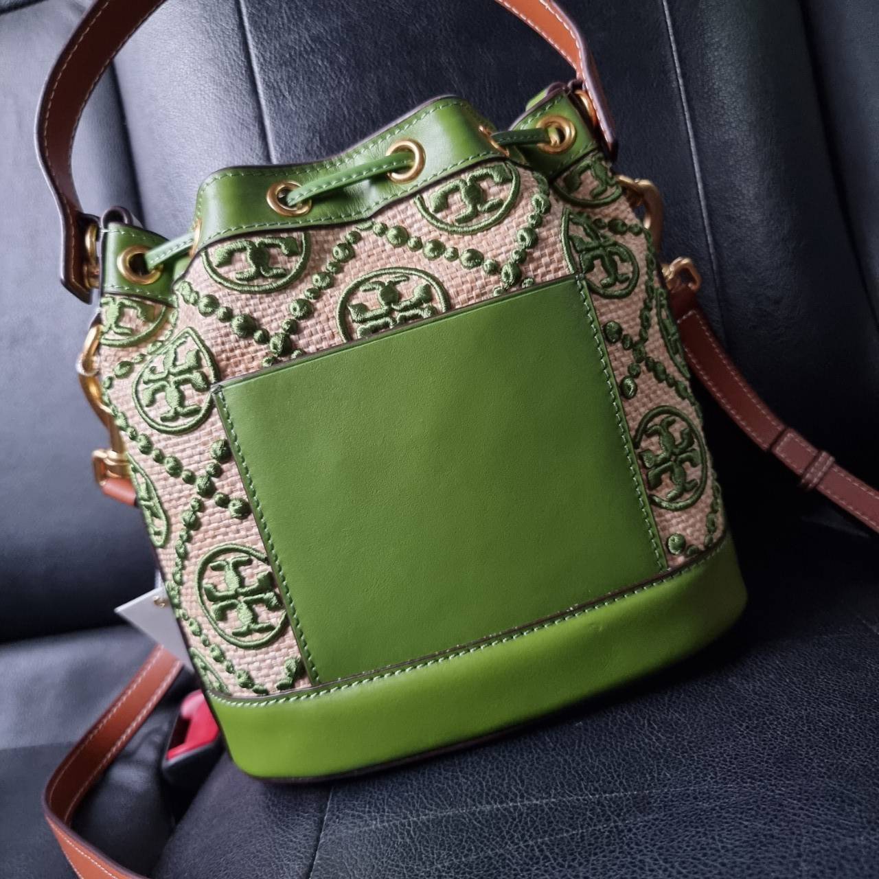 TORY BURCH T MONOGRAM STRAW BUCKET BAG NATURAL/SHISO 🌿สวยงามสะดุดตามากๆค่ะ จัดหนักกันไปเลยจ้า กับรุ่นที่สาวๆรอคอย พร้อมเสิร์ฟความสวยให้ถึงบ้านแล้วน้า กระเป๋าบัคเก็ตทรงยอดนิยม ดีไซน์ใหม่ล่าสุด ยูนีคไม่เหมือนใคร ลายสานเต็มใบพร้อมปักโลโก้เอกลักษณ์สีเ