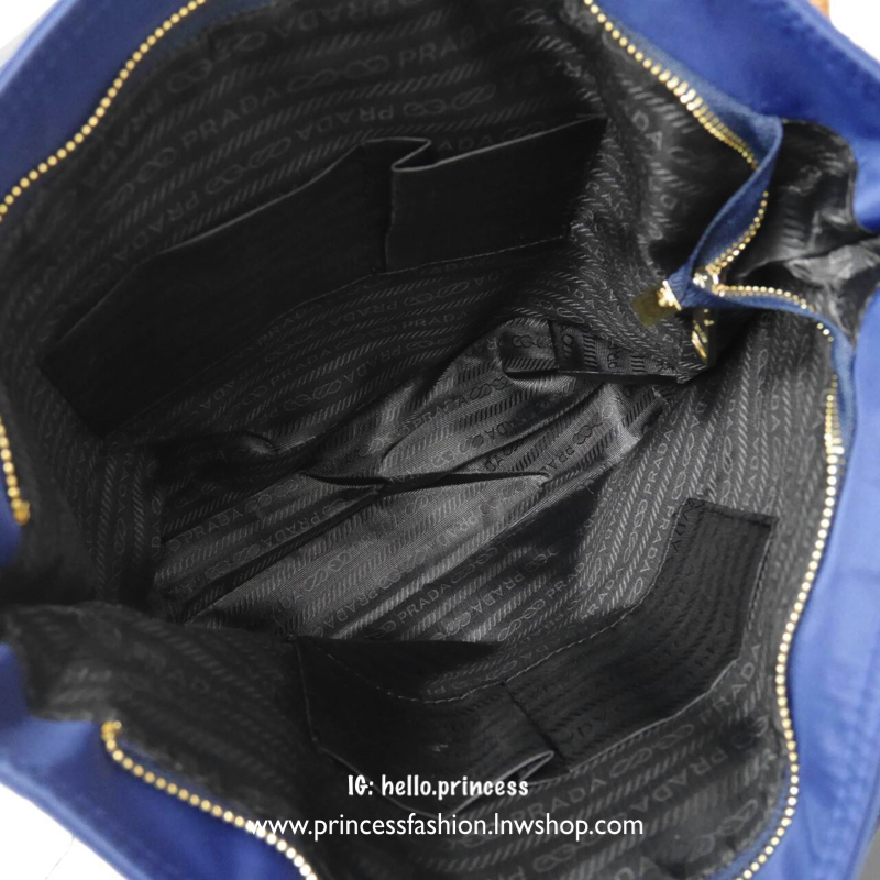 RESTOCK !! สองสีขายดี♡♡ กระเป๋าสะพาย *มีสายยาวให้คะ ทรง TOTE จากแบรนด์ PRADA มาค่า ตัวกระเป๋าเป็น nylon ทั้งใบ สะพายเป็น shoulder bag หรือถือได้ค่ะ ด้านหน้าเป็นลายหมี ปักกลิ้ตเตอร์ + logo brand ใช้แล้วสวยมากๆ อะไหล่ทองหรูมาก จุของคุ้ม ใส่หนั